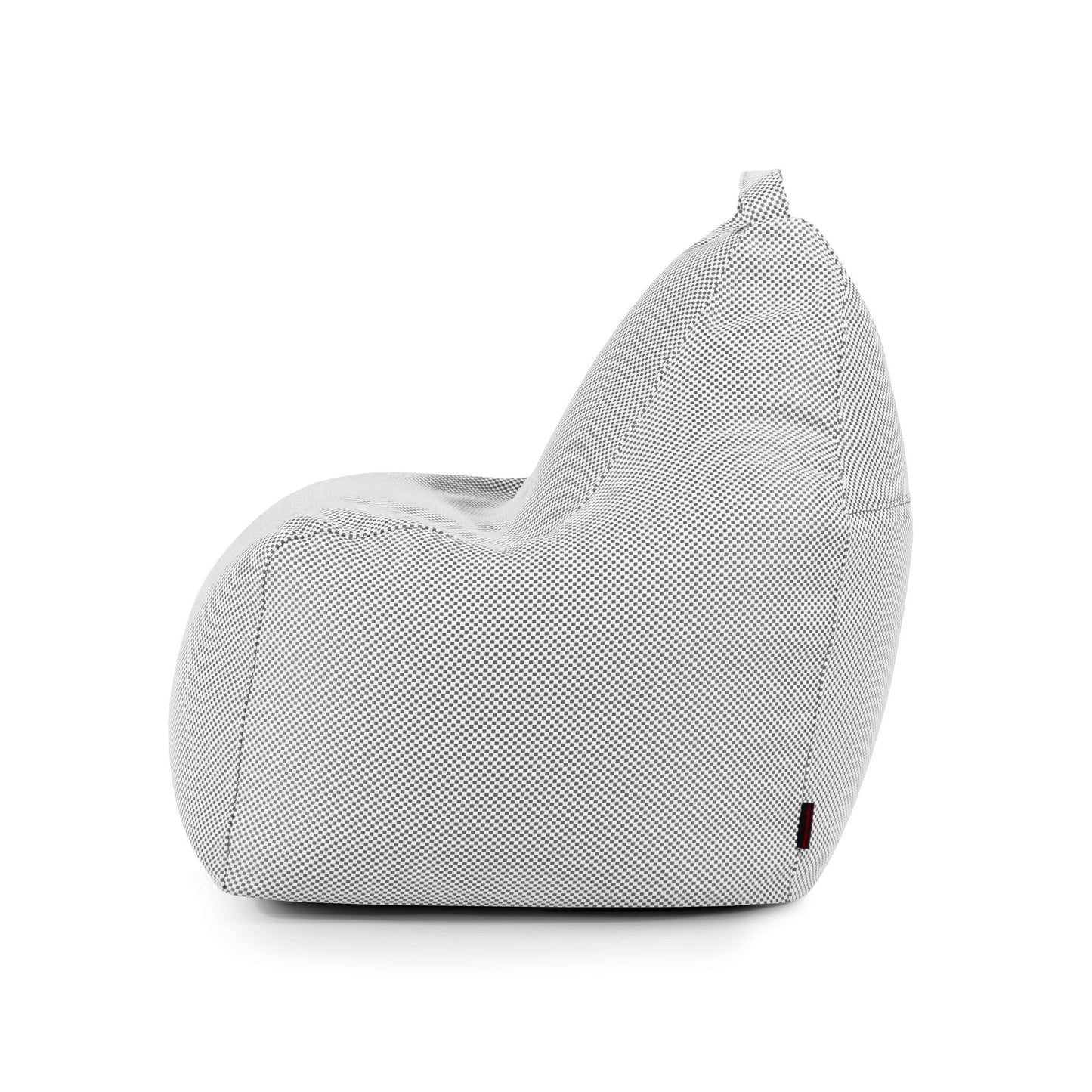 Una vista lateral del Bean Bag Play Capri gris - uso exterior muestra su tejido texturizado, su diseño ergonómico y una pequeña etiqueta cerca de la parte inferior.