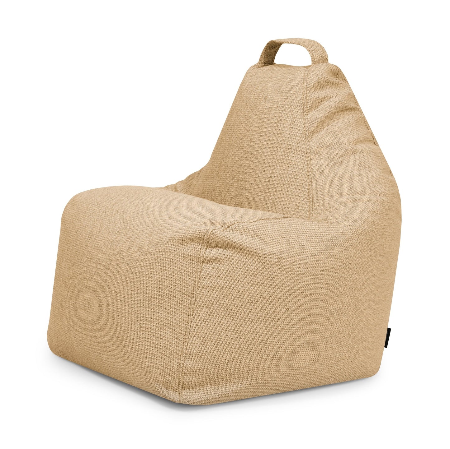 Bean Bag Play Dunes - uso exteriores: Puff cómodo color beige con respaldo triangular y asa superior, ideal para exteriores. Incluye funda lavable para fácil limpieza y mantenimiento. Se muestra sobre fondo blanco.