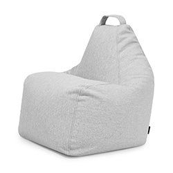 Bean Bag Play Dunes gris claro - uso exterior con respaldo triangular, cómoda asa superior y funda lavable, sobre fondo blanco.