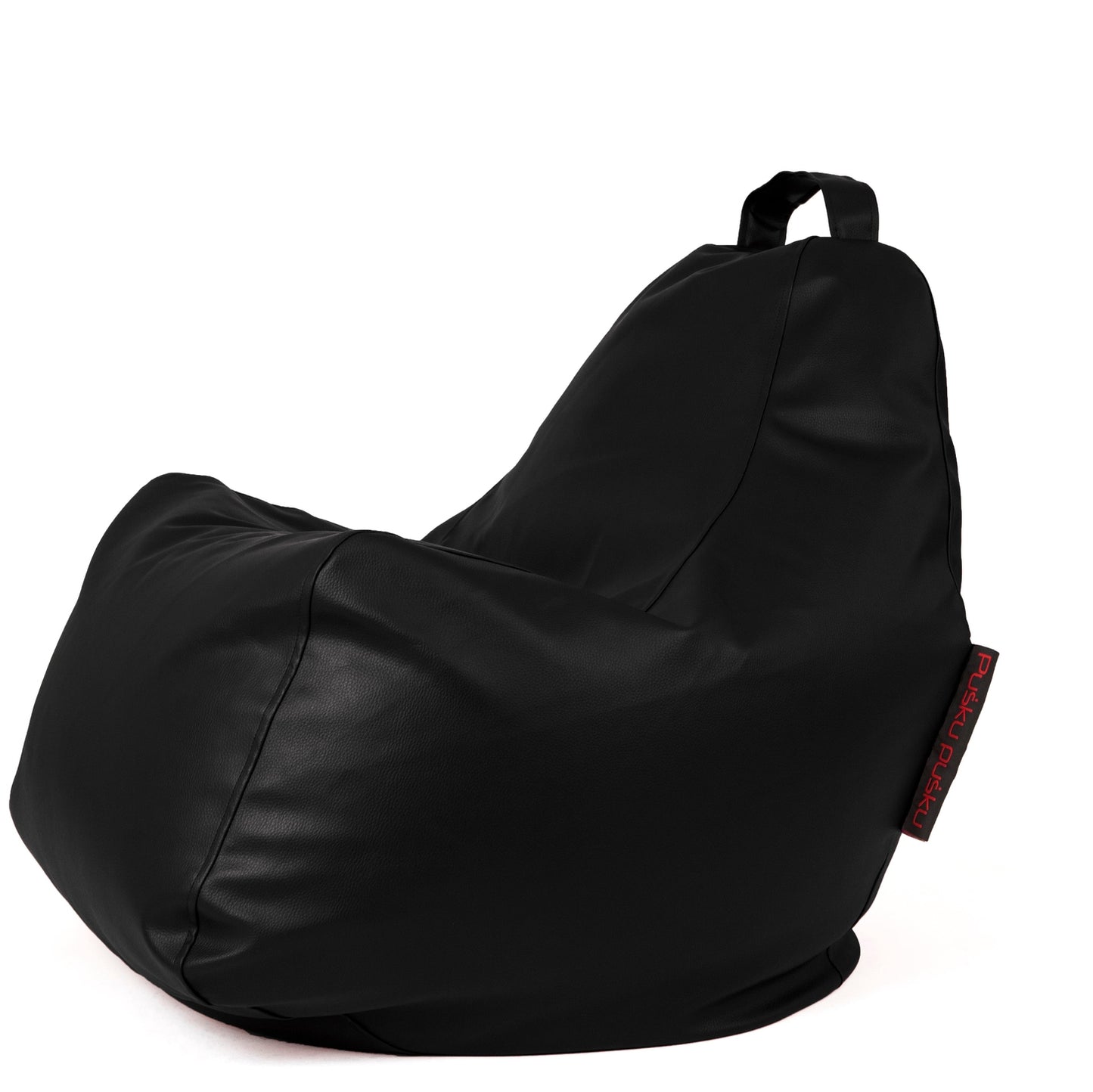 El Bean bag Play Outside - uso exterior es un sillón bean bag de cuero negro con un exterior resistente, asa de transporte en la parte superior y etiqueta lateral roja, que se muestra sobre un fondo blanco liso.
