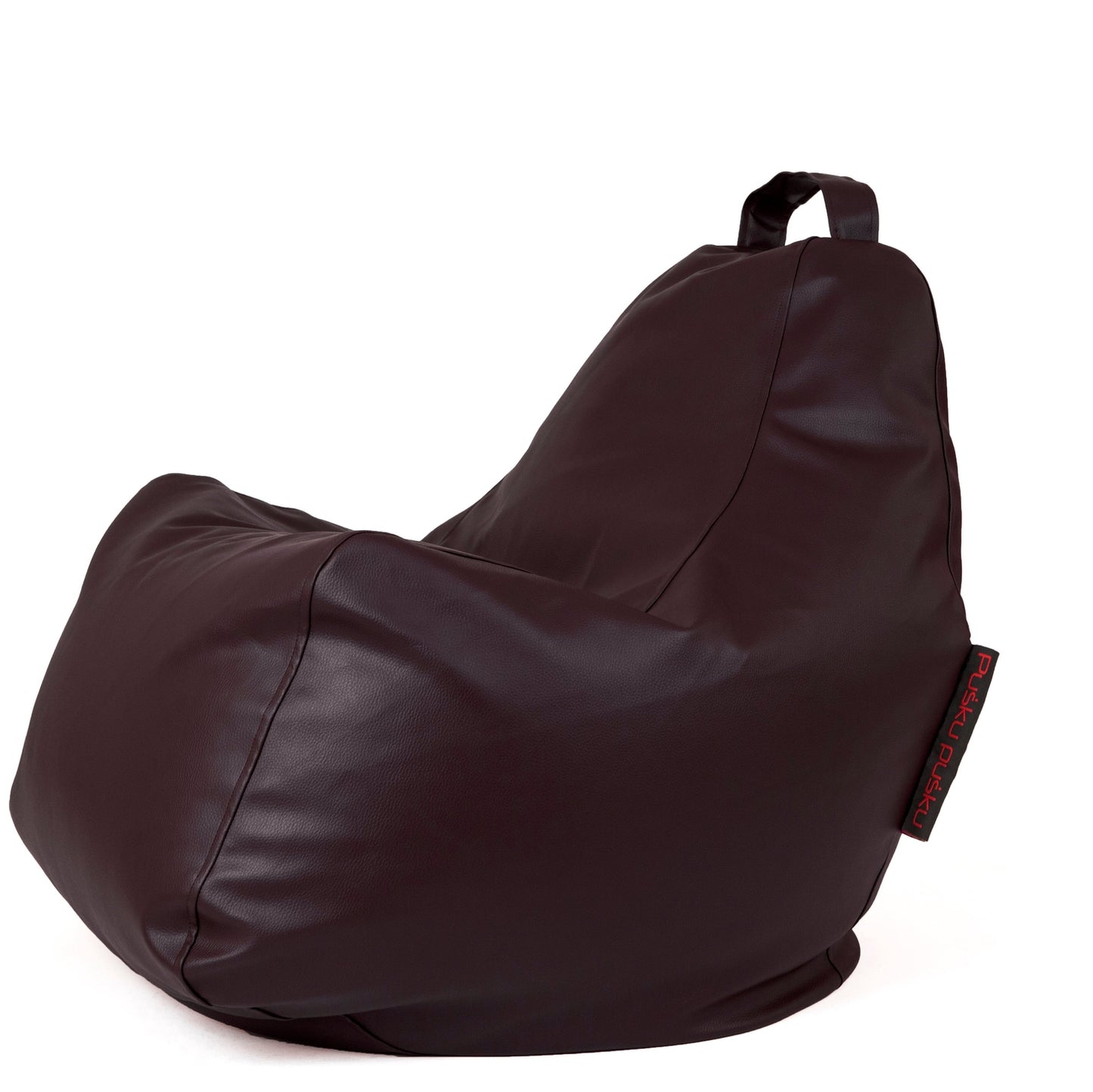 La Bean bag Play Outside - uso exteriores es una silla de cuero marrón oscuro con un asa de transporte superior y una etiqueta lateral roja, diseñada como un asiento ergonómico y mostrada sobre un fondo blanco.
