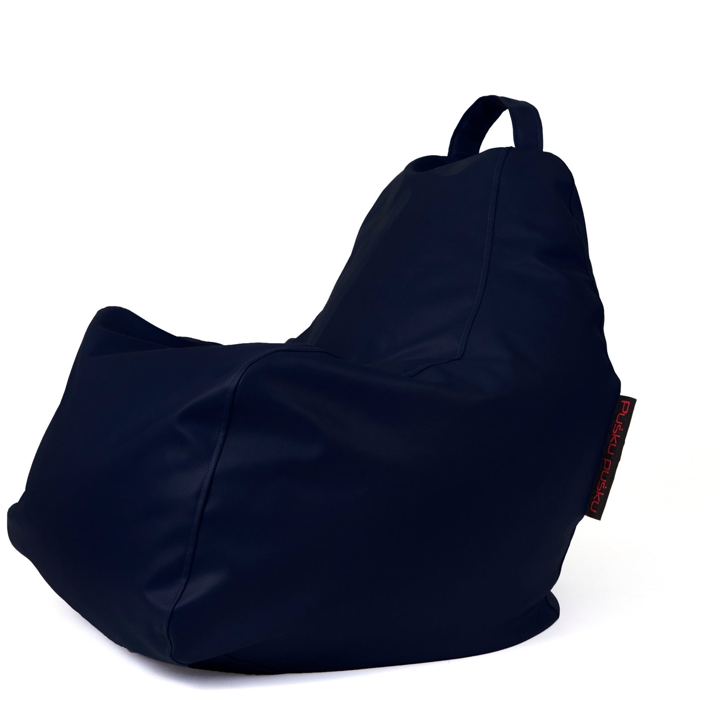 El Bean bag Play Outside - uso exterior es un sillón bean bag azul oscuro de respaldo alto, con asa lateral y etiqueta roja, de exterior resistente, fotografiado sobre fondo blanco.