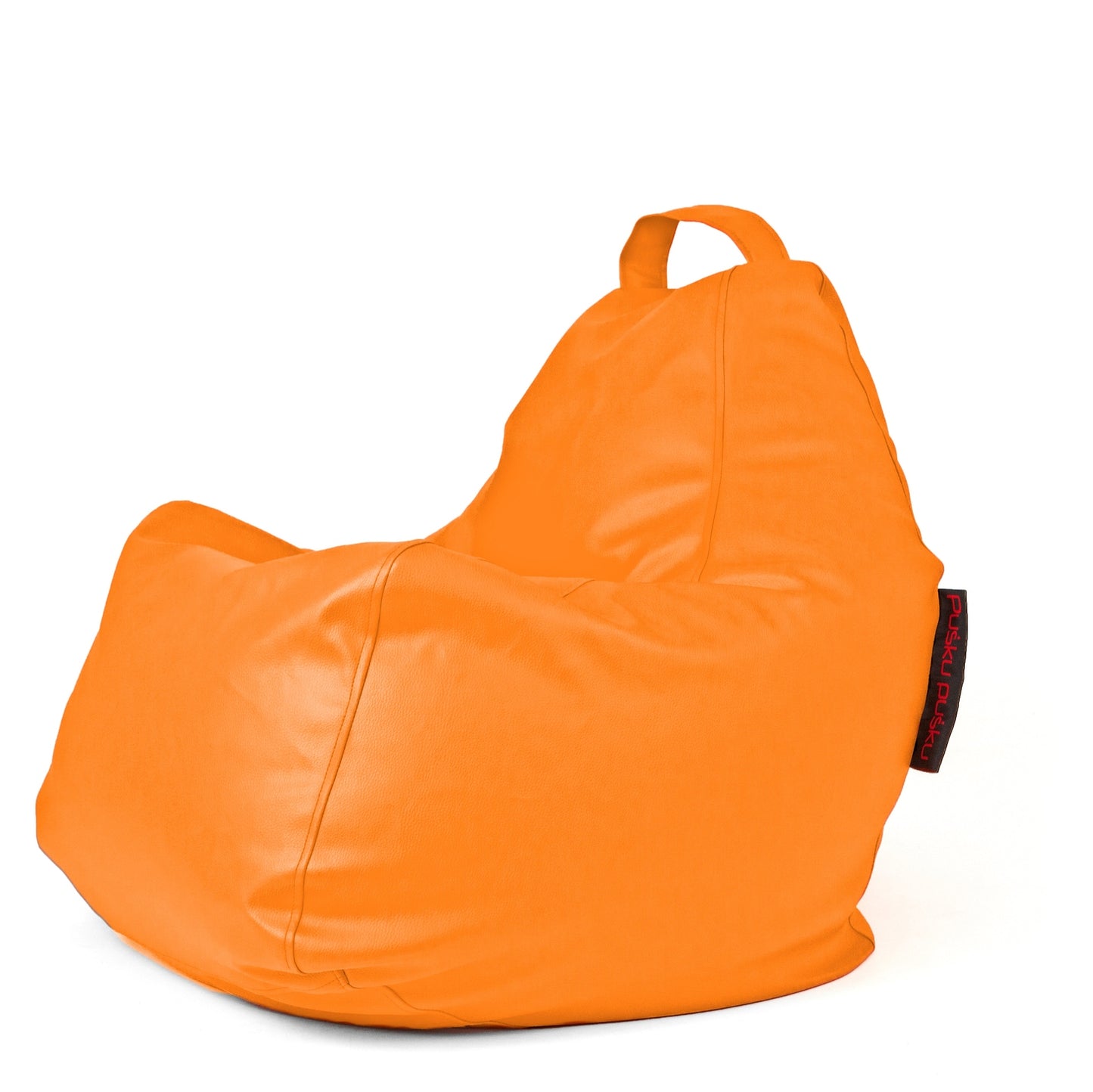 El Bean bag Play Outside - uso exteriores es una silla ergonómica de color naranja brillante con un asa superior y una etiqueta lateral negra, que se muestra sobre un fondo blanco liso.