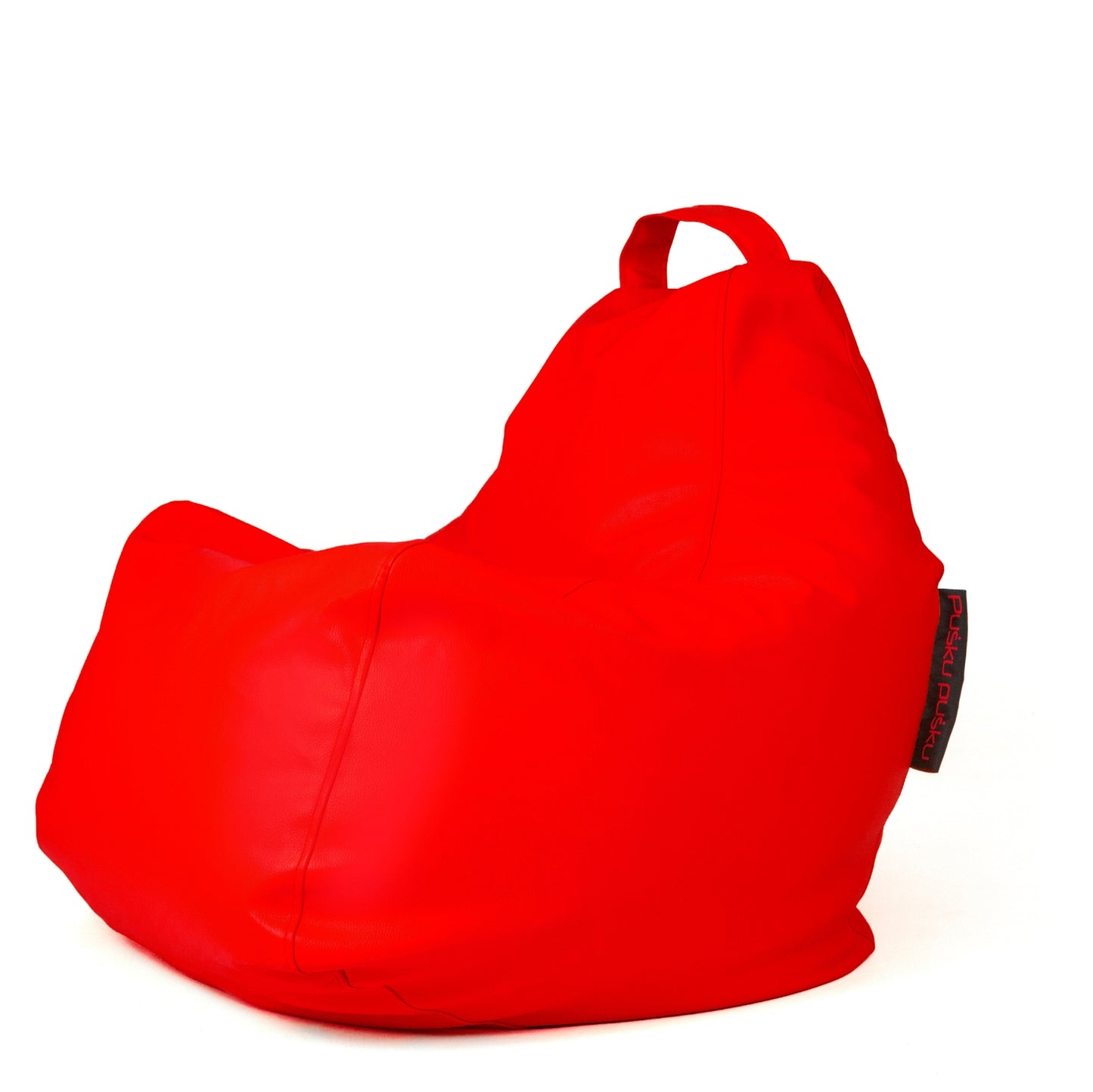 La Bean bag Play Outside - uso exterior es una silla bean bag de color rojo brillante con un exterior resistente, un asa superior y una etiqueta lateral de tela, que se muestra sobre un fondo blanco.