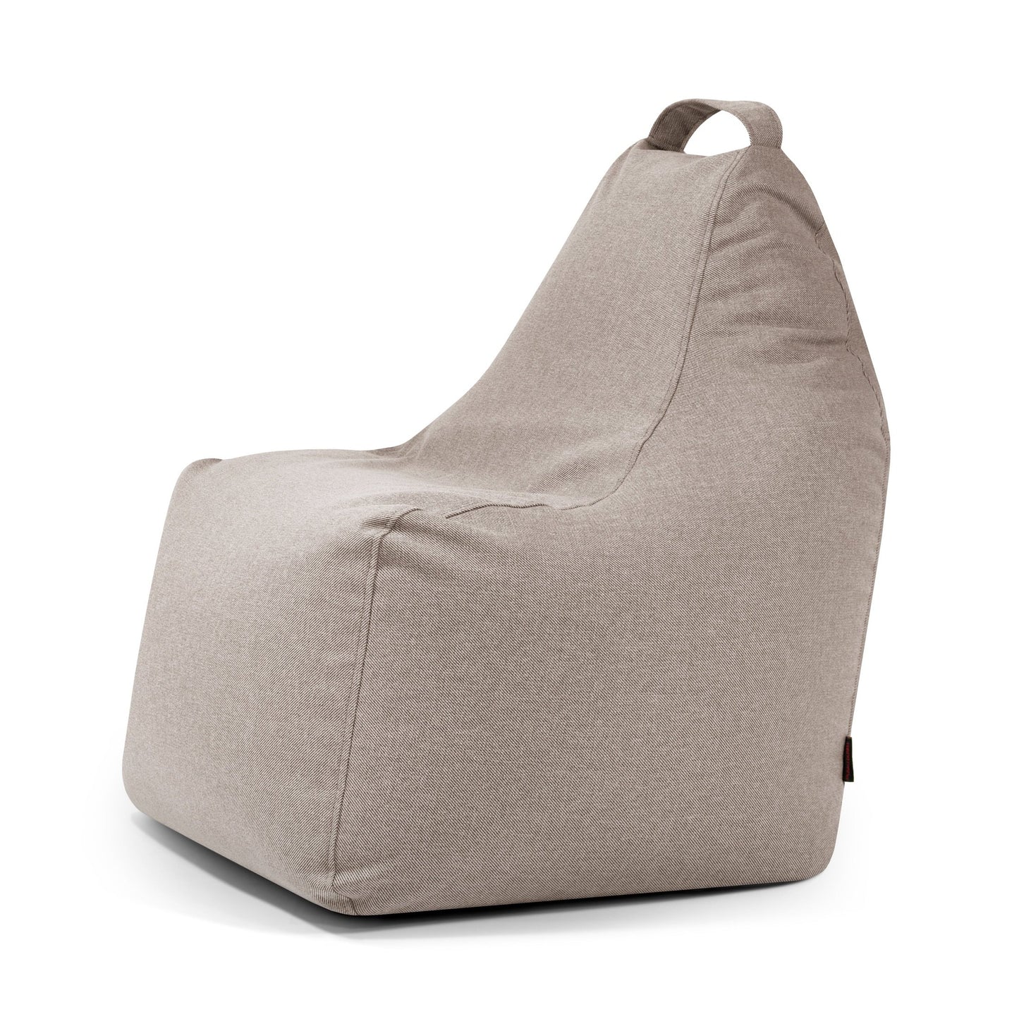 El Bean bag Play Riviera - uso exteriores es un asiento ergonómico de color beige claro, recubierto de tela, con un respaldo alto y un asa superior para facilitar su transporte, diseñado para su uso en exteriores.