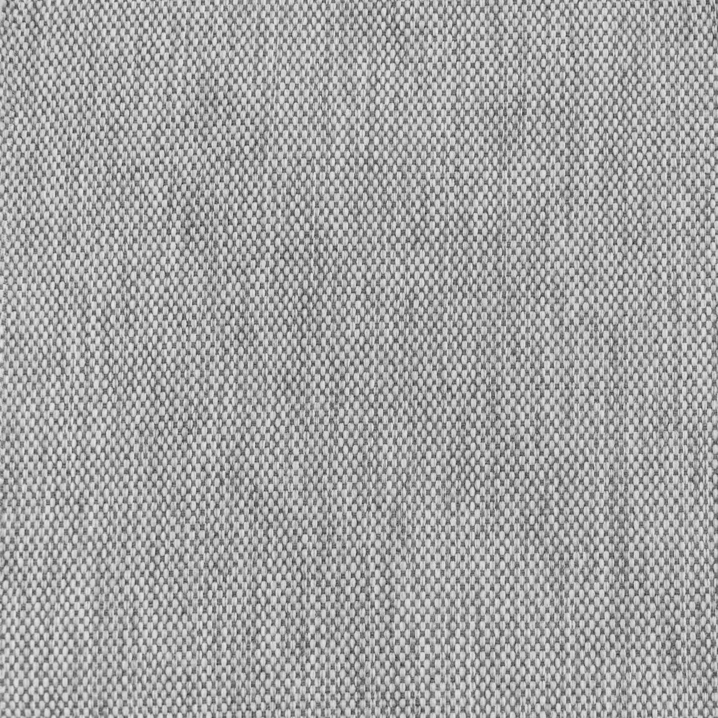 Primer plano de un tejido gris con un motivo de rombos pequeños y regulares, ideal para el Pouf Plus 100 Casa - uso exteriores. La textura uniforme se ilumina uniformemente.