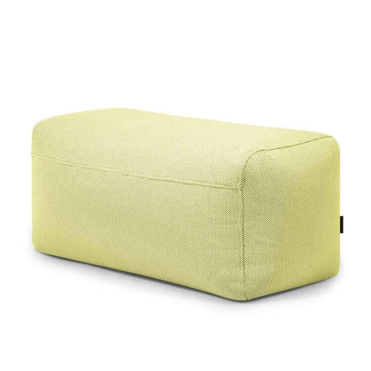El Pouf Plus 100 Canaria es un puf rectangular tapizado ergonómico de color verde claro con bordes redondeados, diseñado para su uso en exteriores y que se muestra sobre un fondo blanco.