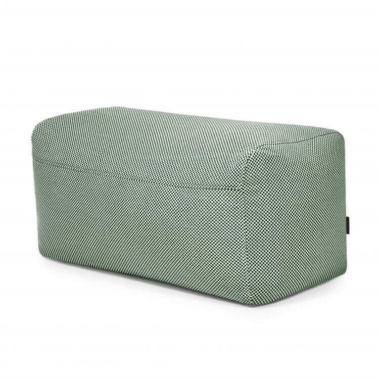 El Pouf Plus 100 Capri - uso exteriores es una otomana rectangular tapizada con bordes redondeados y un estampado de pequeños cuadros verdes y blancos, que ofrece un soporte ergonómico sobre un fondo blanco liso.