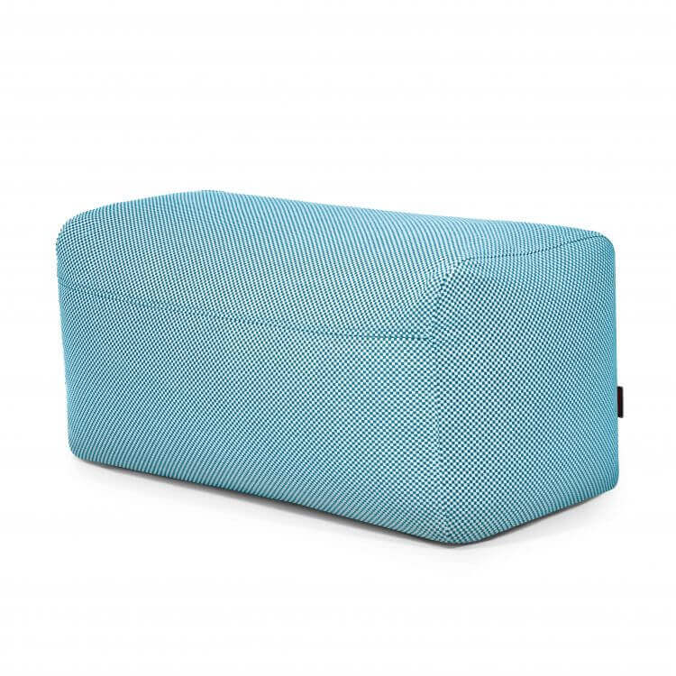 Puf rectangular azul Plus 100 Capri - uso exteriores otomana con bordes redondeados y tejido texturizado, que ofrece soporte ergonómico, mostrado sobre un fondo blanco liso.