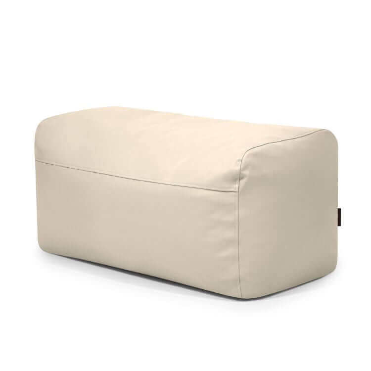 Pouf Plus 100 Outside - uso exteriores, un puf ergonómico rectangular de color beige con superficie acolchada lisa y bordes redondeados, se presenta sobre un fondo blanco liso.