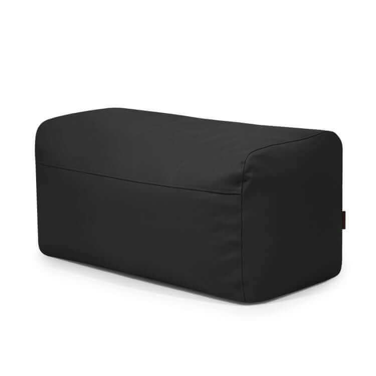 El Pouf Plus 100 Outside es un banco ergonómico rectangular negro con tejido liso y bordes redondeados, diseñado para su uso en exteriores, que se muestra sobre un fondo blanco liso.