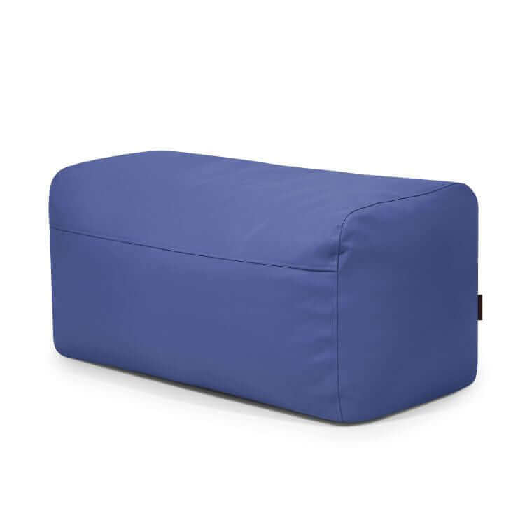 El Pouf Plus 100 Outside, una otomana rectangular azul con tejido suave y liso y bordes redondeados, se muestra sobre un fondo blanco: un puf ergonómico ideal para realzar cualquier moderno mobiliario de exterior.