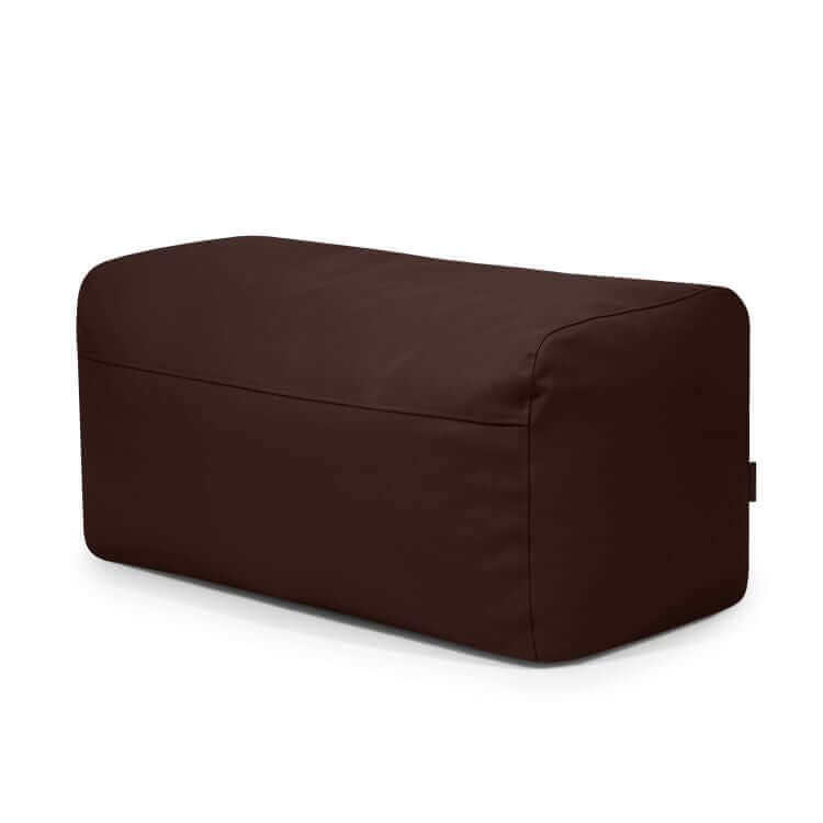 El Pouf Plus 100 Outside es una otomana de exterior rectangular de color marrón oscuro con tapizado minimalista y una etiqueta lateral de tela, ideal para añadir un estilo funcional a su mobiliario de exterior.