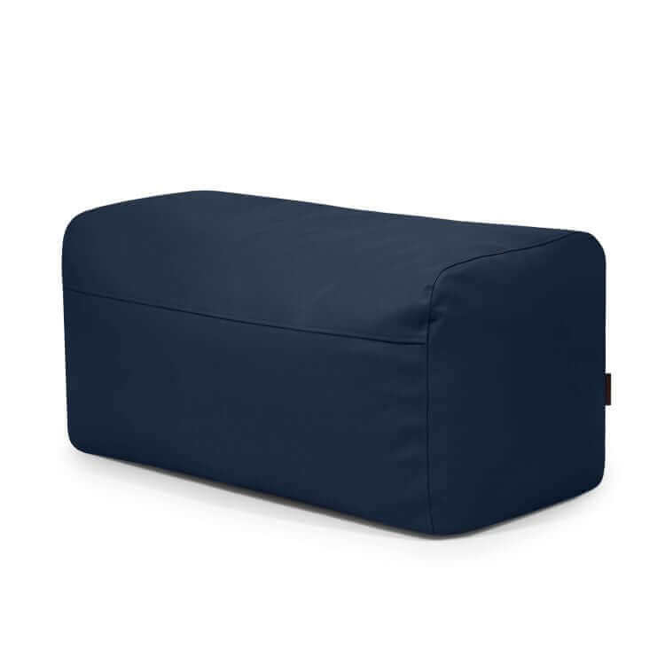 Pouf Plus 100 Exterior - uso exterior: Puf ergonómico rectangular azul marino con superficie de tela lisa, presentado sobre fondo blanco liso.