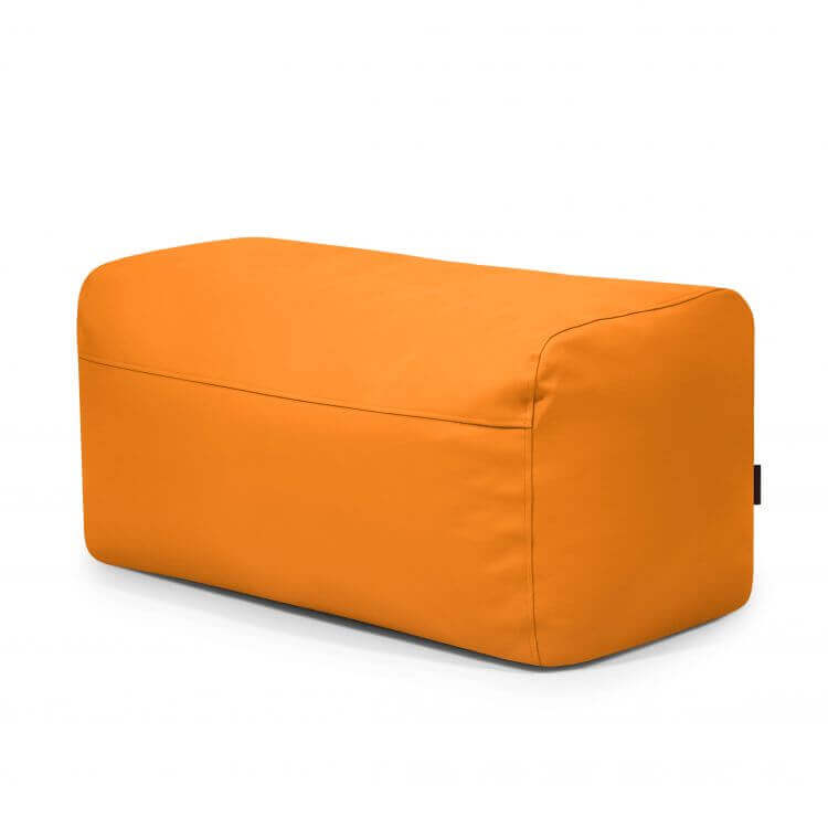 El Pouf Plus 100 Outside es un puf rectangular de color naranja con bordes redondeados y superficie lisa, perfecto como puf ergonómico o como parte de tu mobiliario de exterior.