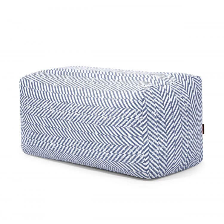 El Pouf rectangular de tela estampada PLUS 100 ZARZUELA (100×60×45 cm) es compacto y ligero, ideal como soporte para piernas o puf lavable para interior y exterior, perfecto para dormitorio o salón con moderno diseño azul y blanco a rayas diagonales.