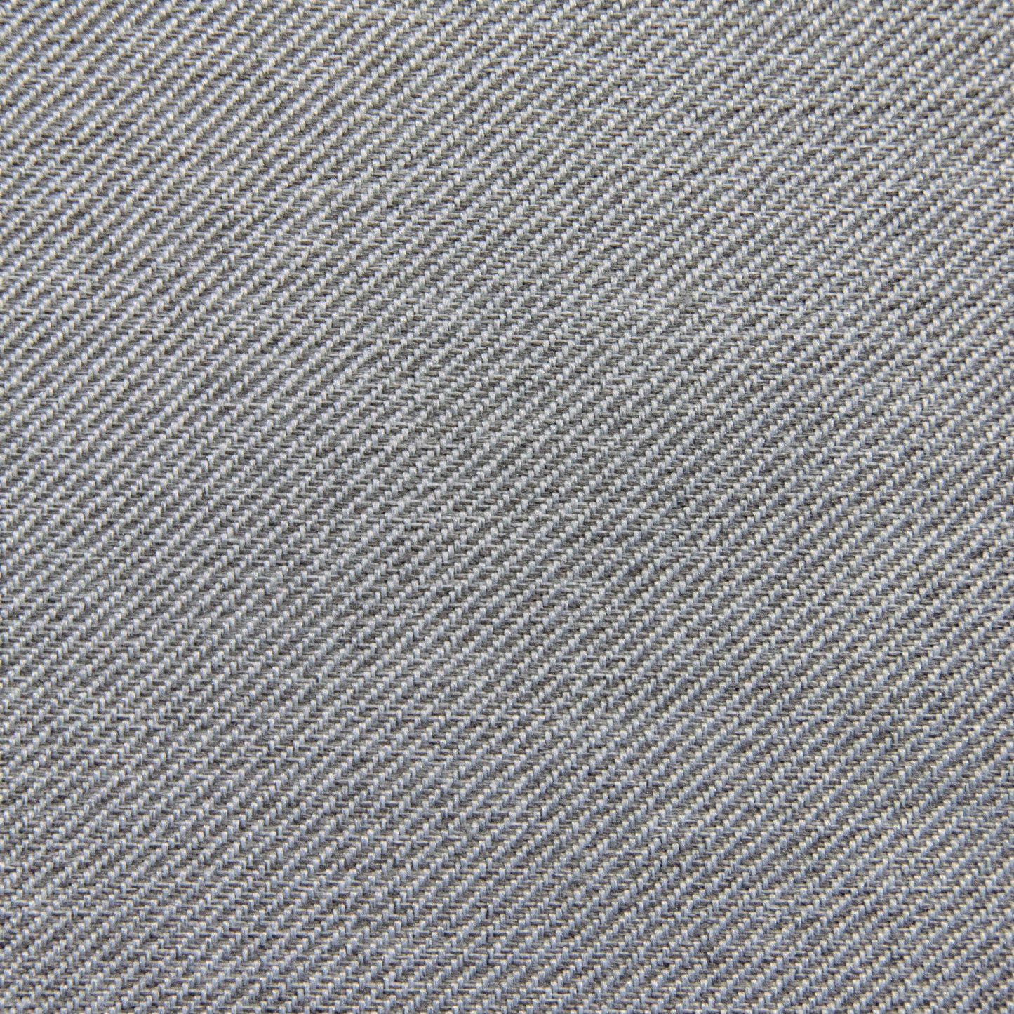 Detalle del tejido vaquero azul del Pouf Plus 70 Riviera - uso exteriores, destacando su trama diagonal y su textura. Este puf de interior-exterior cuenta con tejido certificado OEKO-TEX para mayor comodidad y tranquilidad.