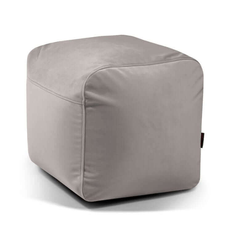 El Pouf cuadrado de terciopelo compacto y ligero 50×50×35 cm PLUS 50 BARCELONA es un asiento moderno y funcional de diseño compacto, ideal para dormitorio o salón, presentado sobre fondo blanco.