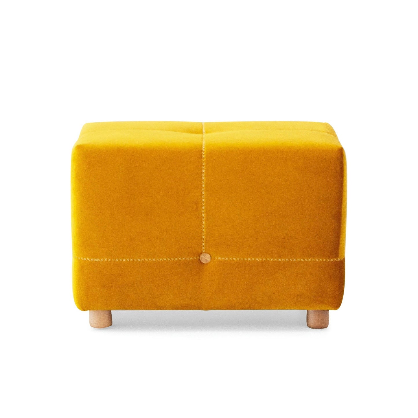 El puf Puff Cuadrado Tapizado Bottom combina diseño contemporáneo con funcionalidad, presentando tapizado amarillo, patas de madera, costuras cuadradas y un botón central. Ideal para mobiliario versátil en cualquier habitación.
