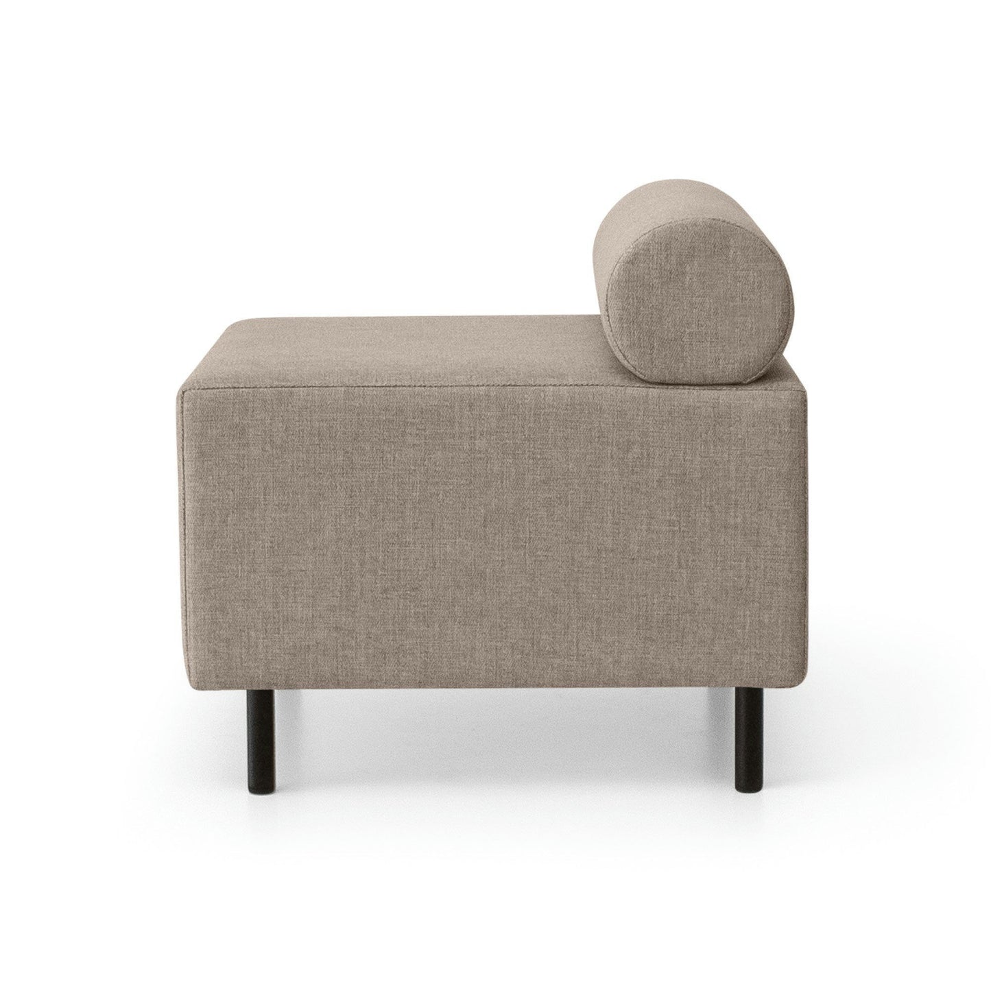 El Puff Cuadrado Tapizado Sebas es un sillón minimalista de color beige con respaldo cilíndrico y patas negras, elaborado con materiales de alta calidad, mostrado en vista lateral.