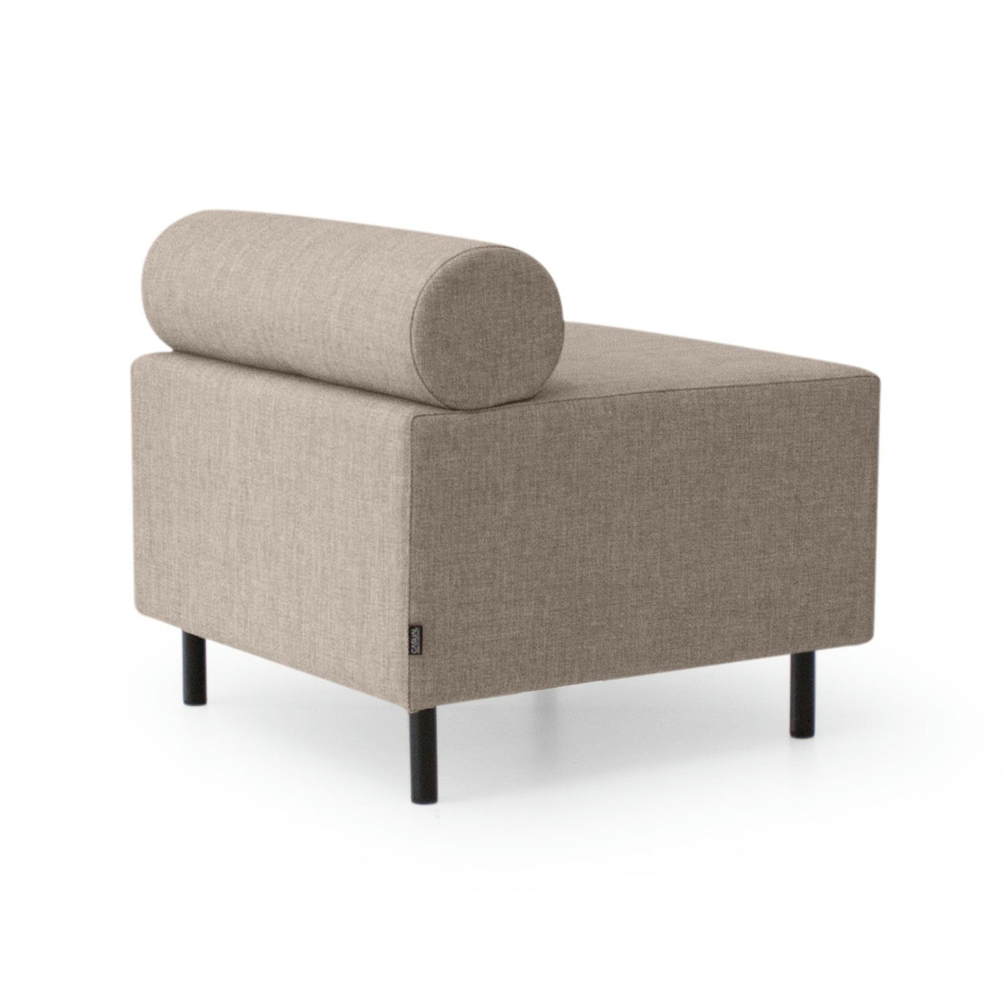Descubre el Puff Cuadrado Tapizado Sebas: un moderno sillón cuadrado de color tostado con respaldo cilíndrico sobre cuatro patas negras, que combina diseño minimalista con materiales de alta calidad.