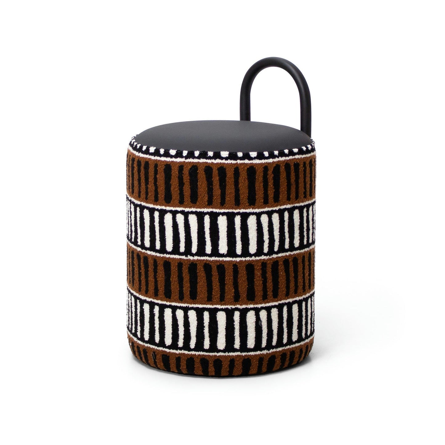 El Puff Redondo Tapizado Horn A es un taburete cilíndrico marrón y negro que presenta un mango negro y un patrón de líneas verticales blancas, mostrando un diseño elegante de mobiliario contemporáneo.