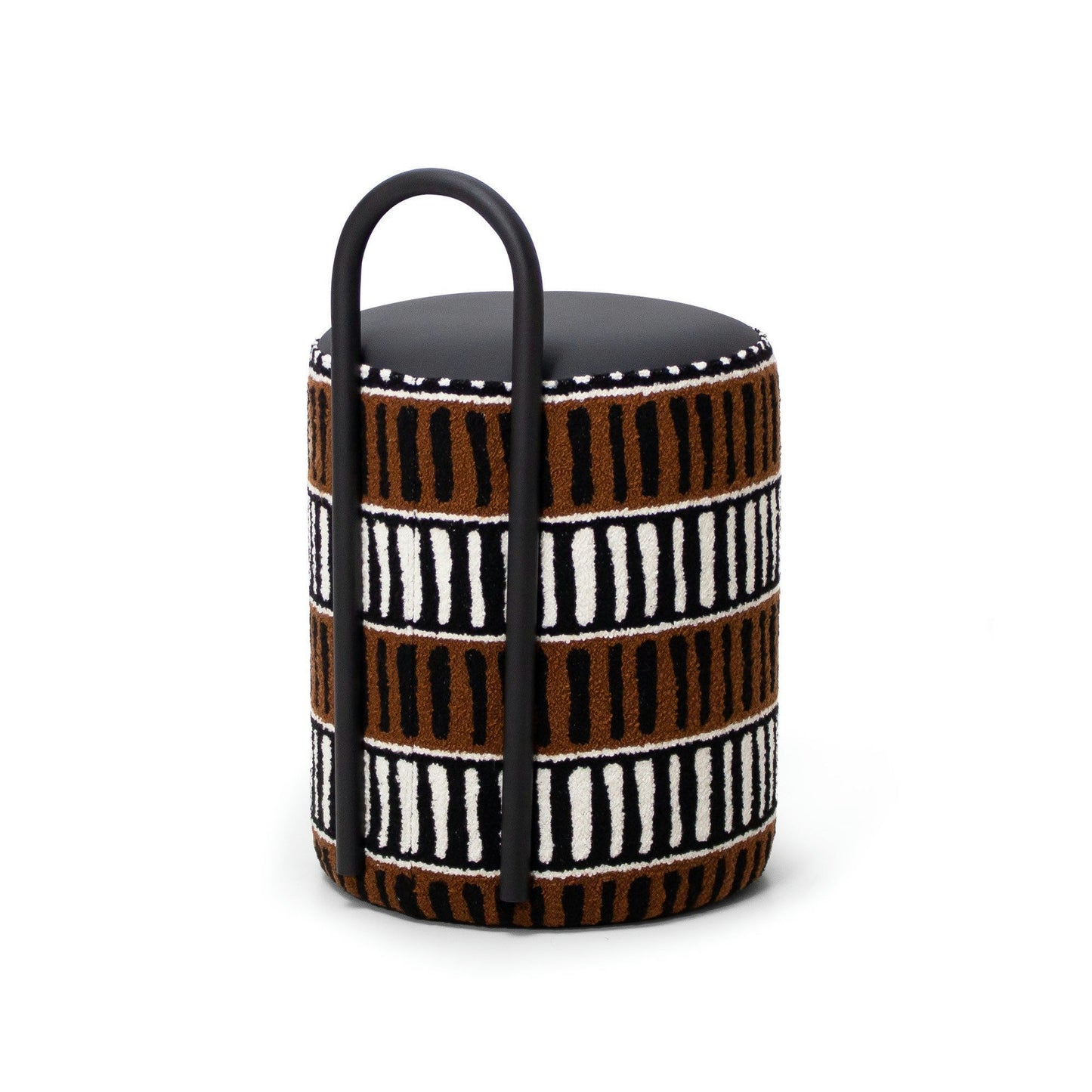 El taburete Puff Redondo Tapizado Horn A es un taburete redondo con asa negra y diseño geométrico en tonos marrón, blanco y negro. Es perfecto para cualquier ambiente y añade un toque de mobiliario contemporáneo a tu decoración.
