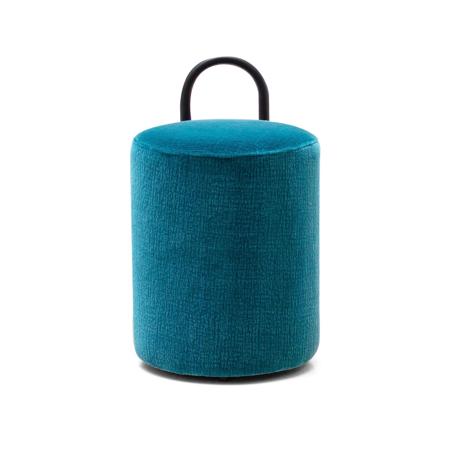 Con su superficie texturizada en color verde azulado y su asa superior de color negro, el otomano Puff Redondo Tapizado Horn A aporta un toque moderno a cualquier habitación.