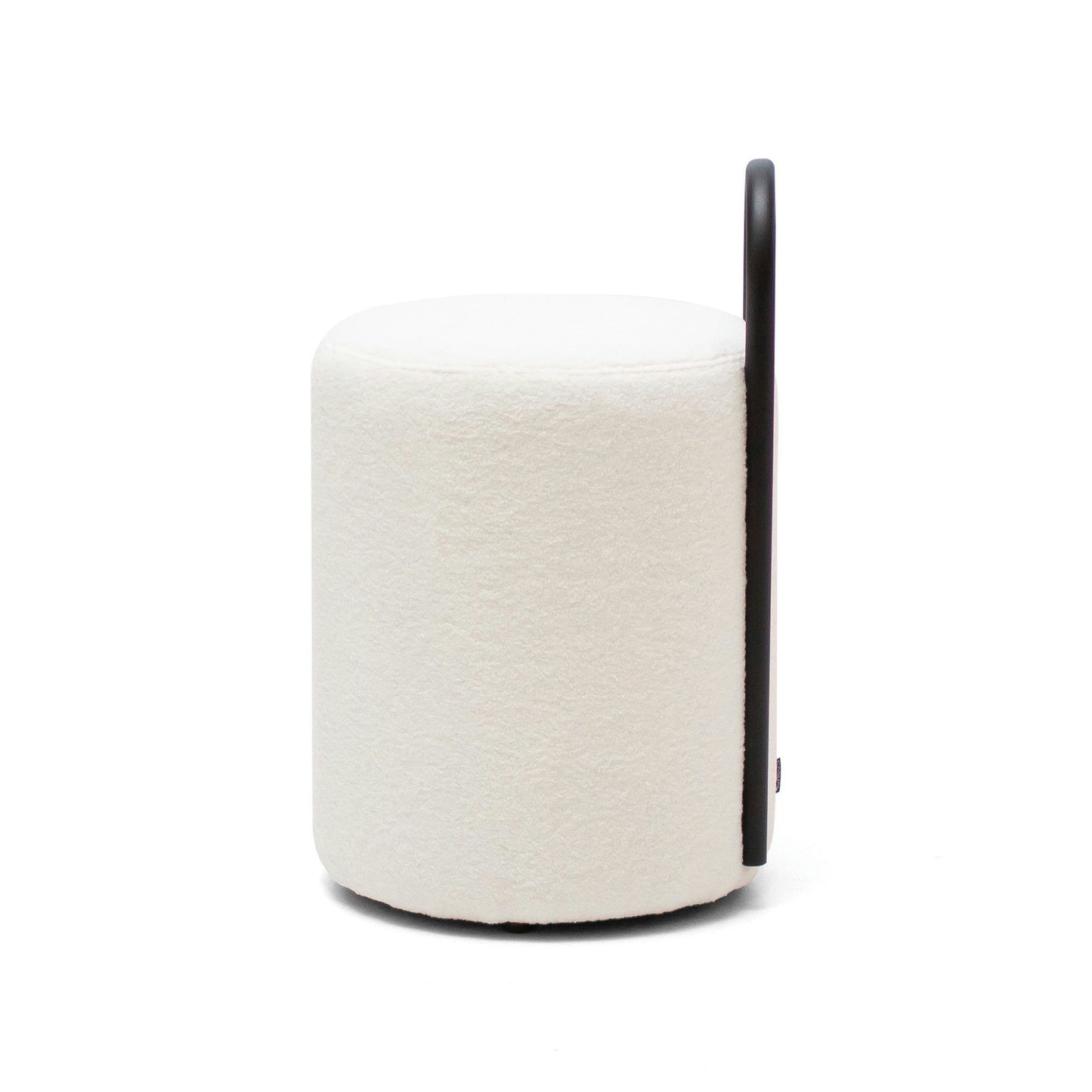 El Puff Redondo Tapizado Horn A, un taburete cilíndrico blanco con tirador de metal negro, es una excelente adición a cualquier colección de mobiliario contemporáneo.