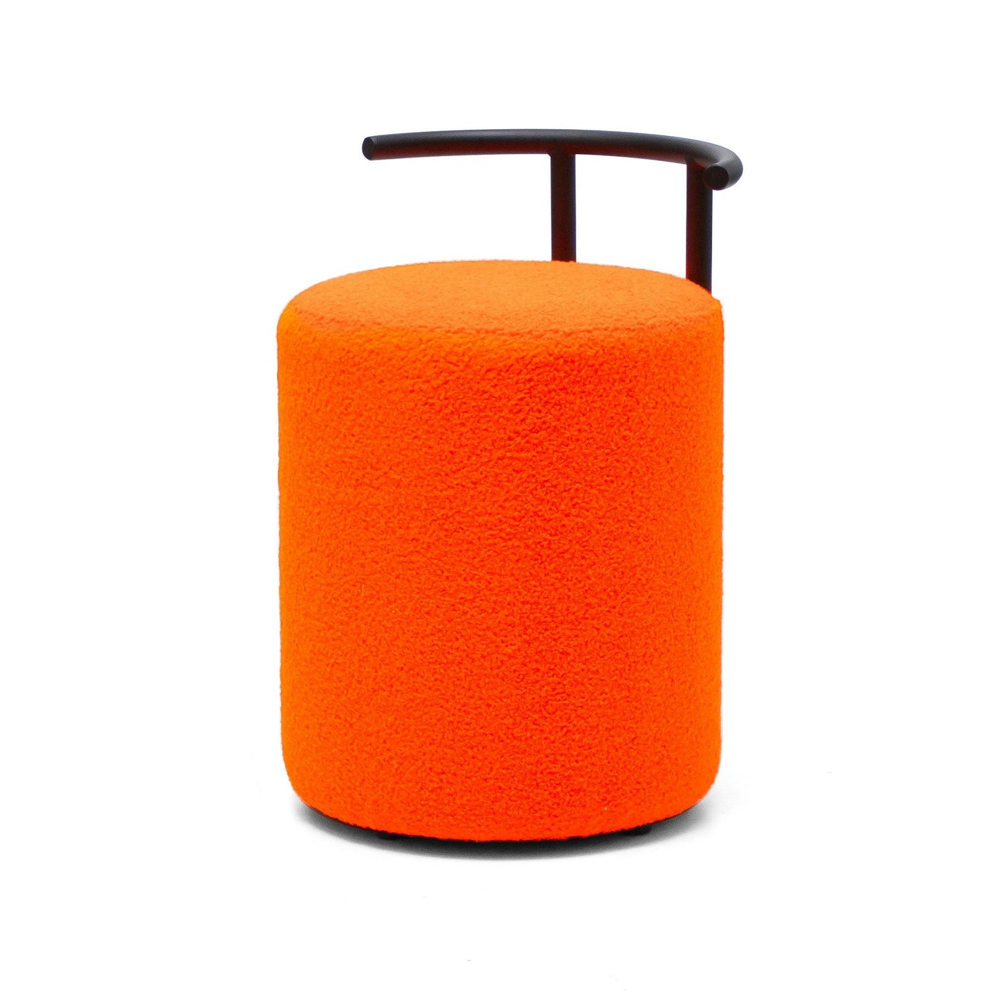 El Puff Redondo Tapizado Horn C es un taburete cilíndrico de color naranja brillante que presenta un respaldo de metal curvado negro, que combina el diseño contemporáneo.