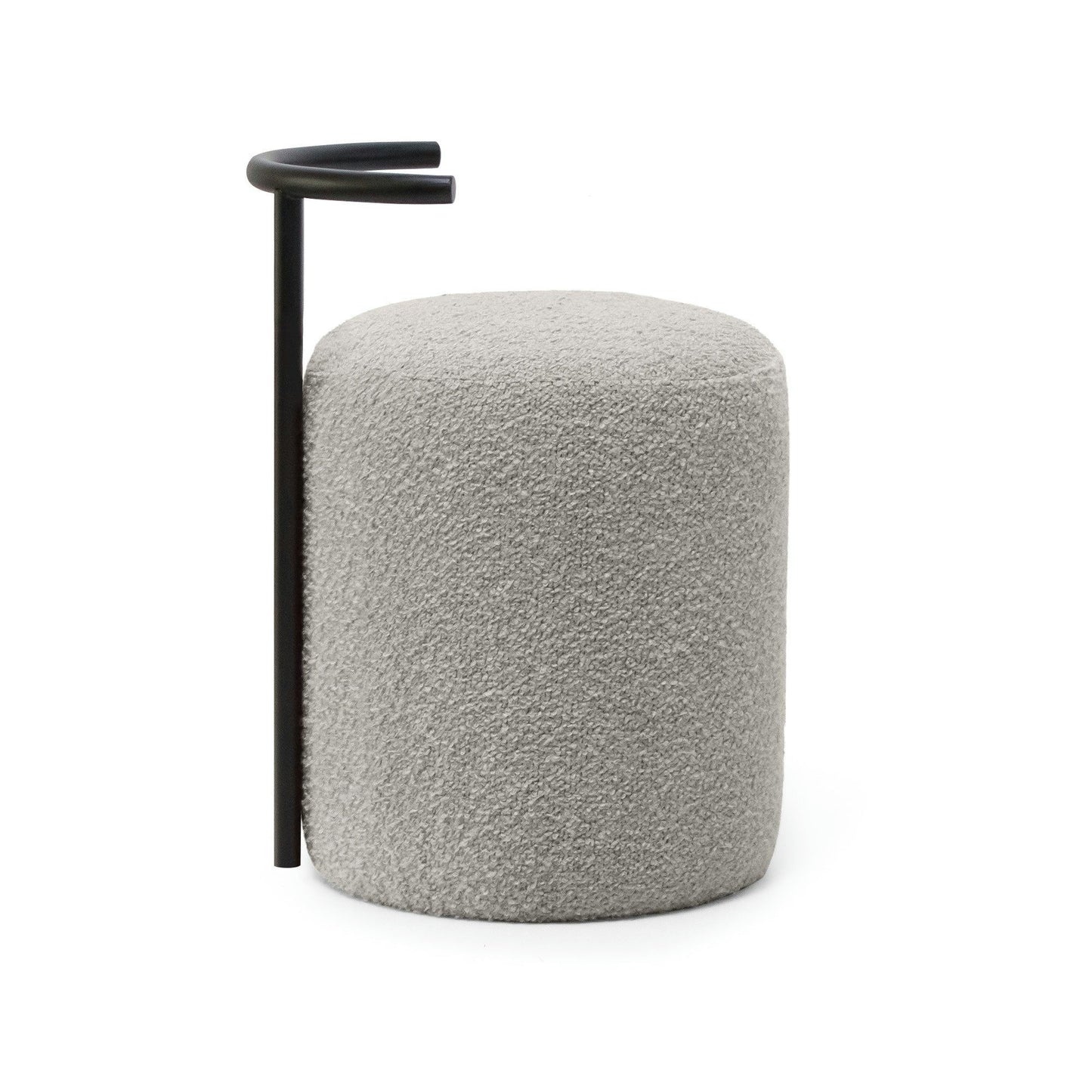 El Puff Redondo Tapizado Horn C, un puf redondo gris con superficie texturizada y una barra de metal negra en forma de L en el lateral, encarna el diseño contemporáneo. Su tejido personalizado aporta sofisticación a cualquier espacio.