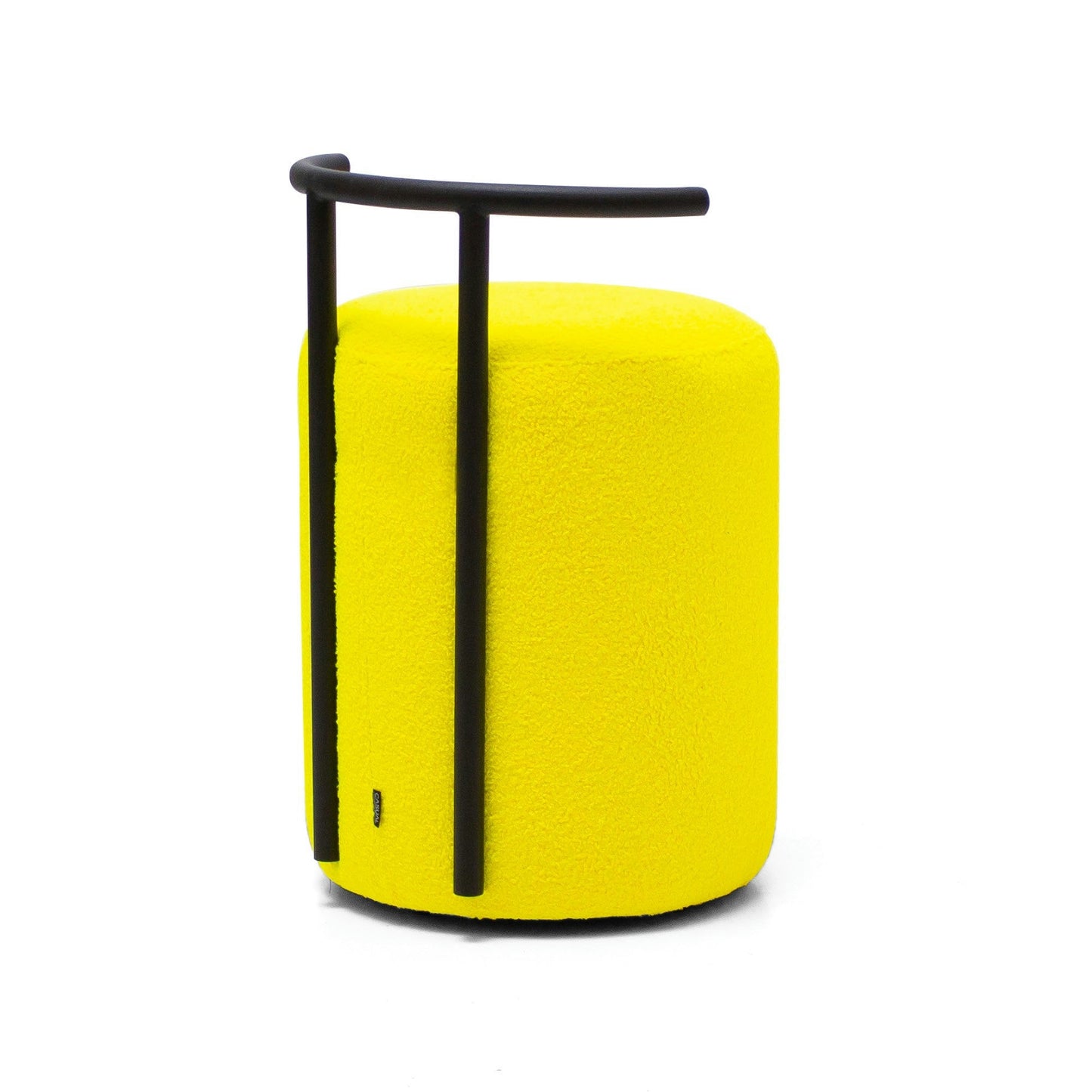 Un Puff Redondo Tapizado Horn C cilíndrico amarillo con una estructura tipo asa de metal negro en la parte posterior, sobre un fondo blanco, exuda un estilo de diseño contemporáneo.