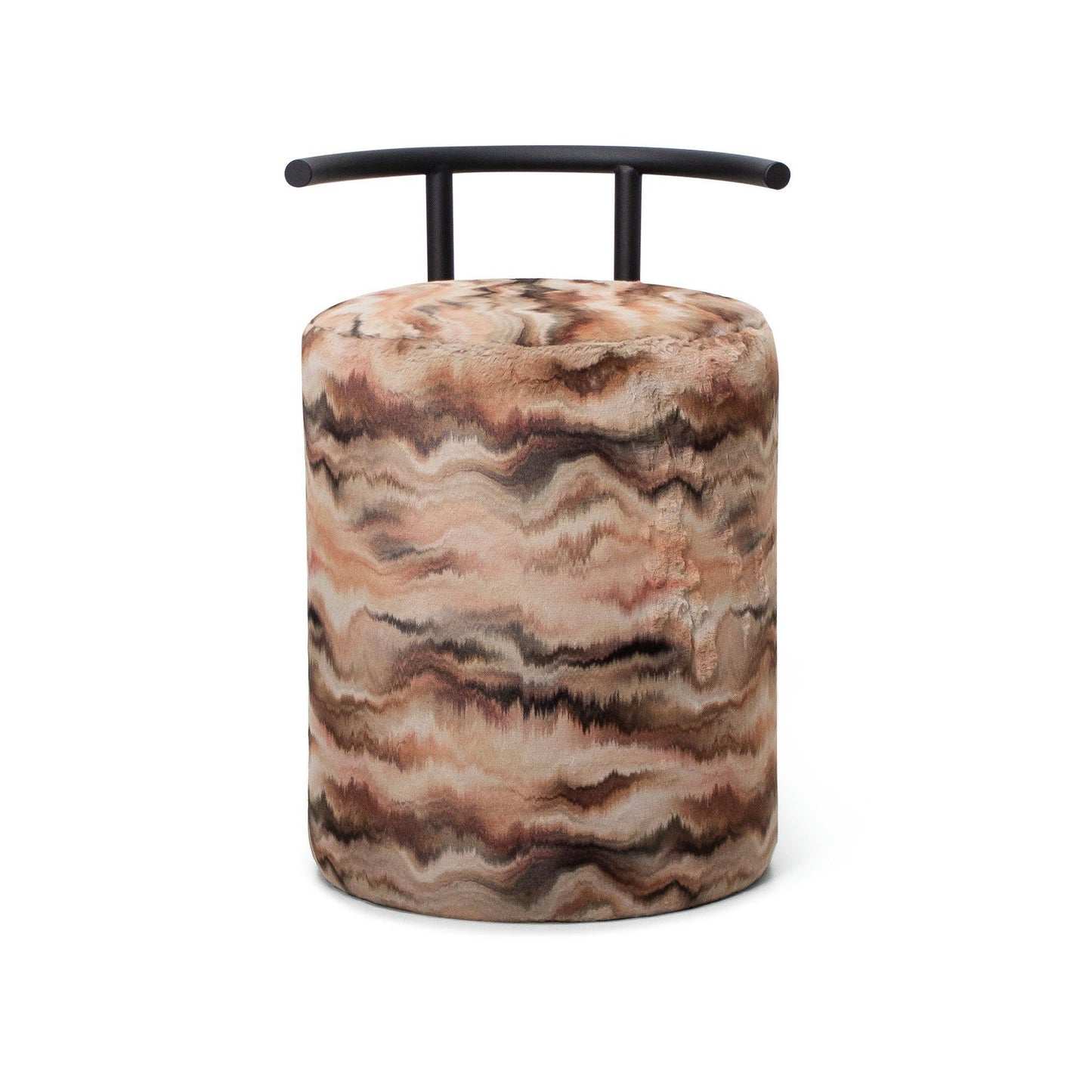 Presentamos el Puff Redondo Tapizado Horn C, un taburete redondo con tela marrón jaspeada y un elegante tirador de metal negro en la parte posterior, que muestra un diseño contemporáneo.