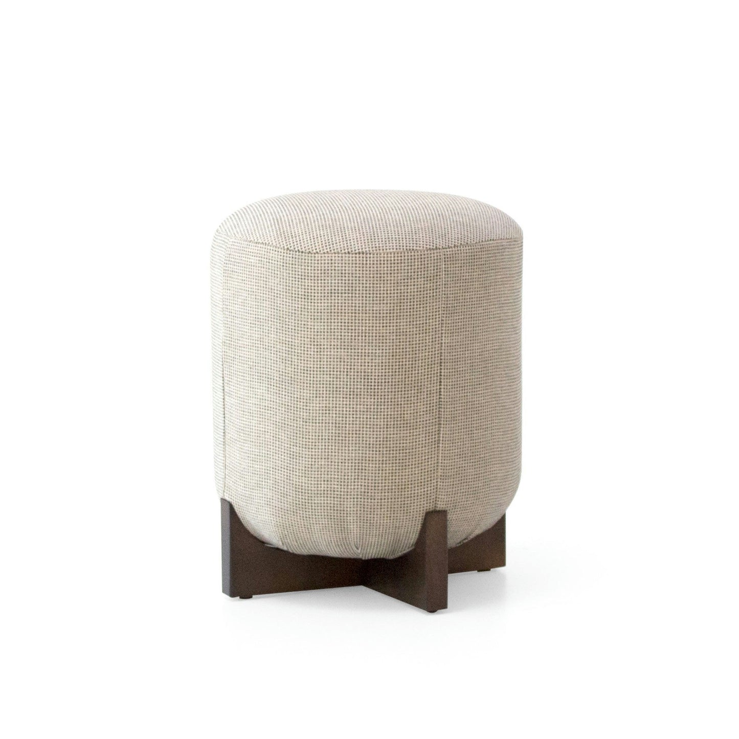 El Puff Redondo Tapizado Kryss presenta un elegante diseño texturizado sobre una base de madera oscura en forma de cruz, lo que agrega un diseño moderno a cualquier espacio. Este versátil mobiliario personalizable combina hermosamente estilo y funcionalidad.