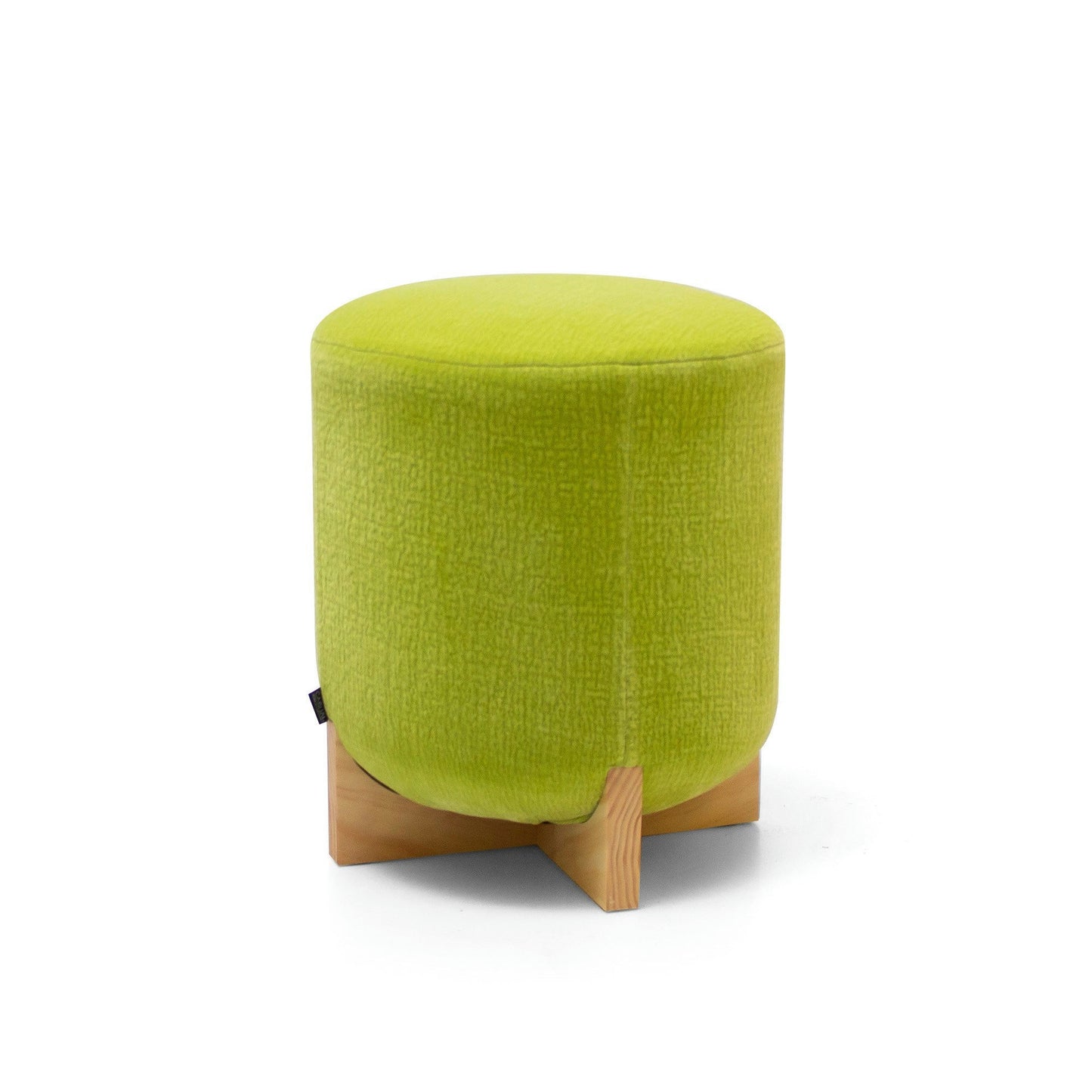 El Puff Redondo Tapizado Kryss presenta un diseño circular con tejido texturizado sobre una base de madera en forma de cruz, lo que le da un toque de diseño moderno. Ideal para quienes buscan mobiliario personalizable.