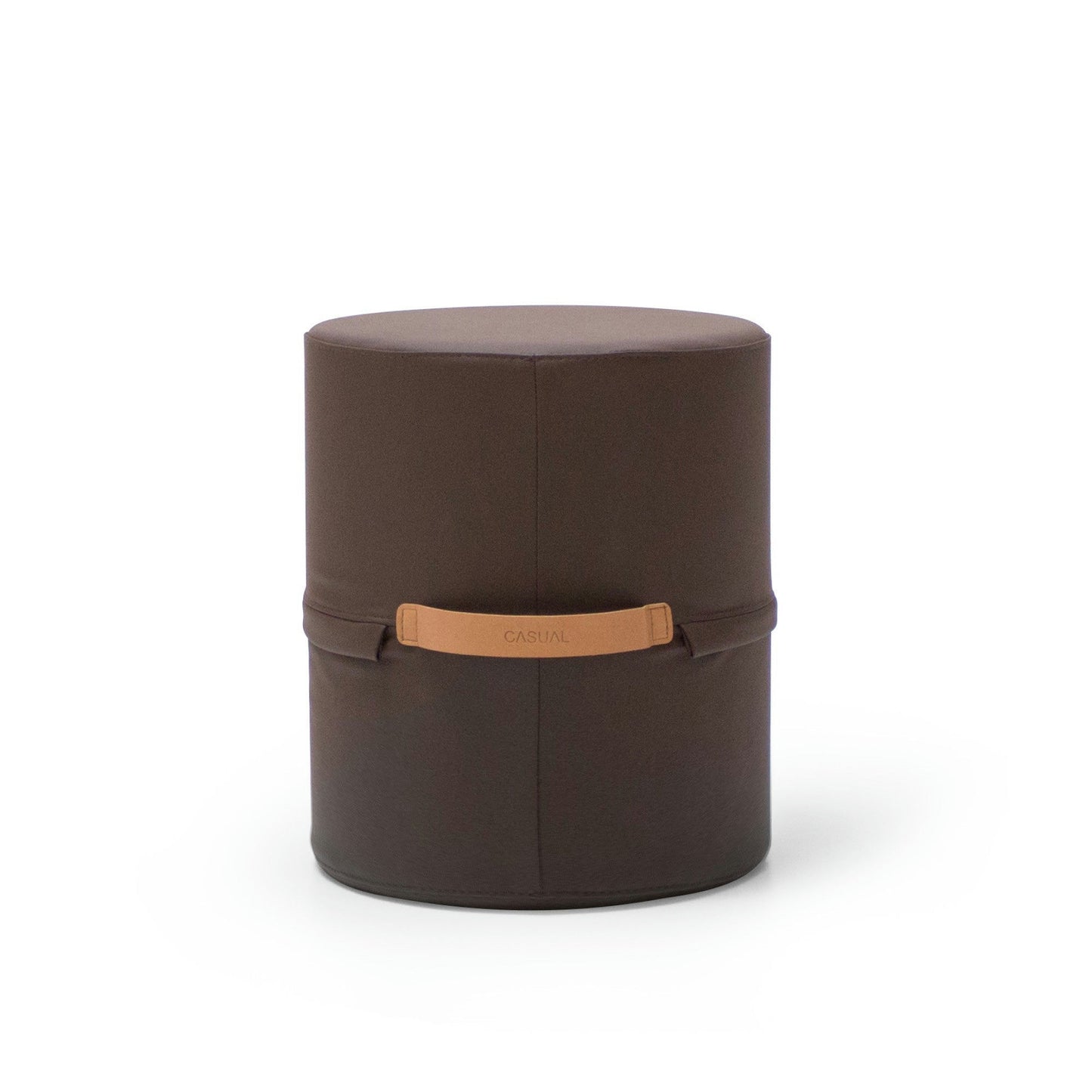 El taburete Puff Redondo Tapizado Pull es un taburete cilíndrico marrón con una elegante correa de cuero alrededor del centro, que muestra un diseño minimalista. Sobre un fondo blanco liso, encarna la simplicidad y el estilo en perfecta armonía.