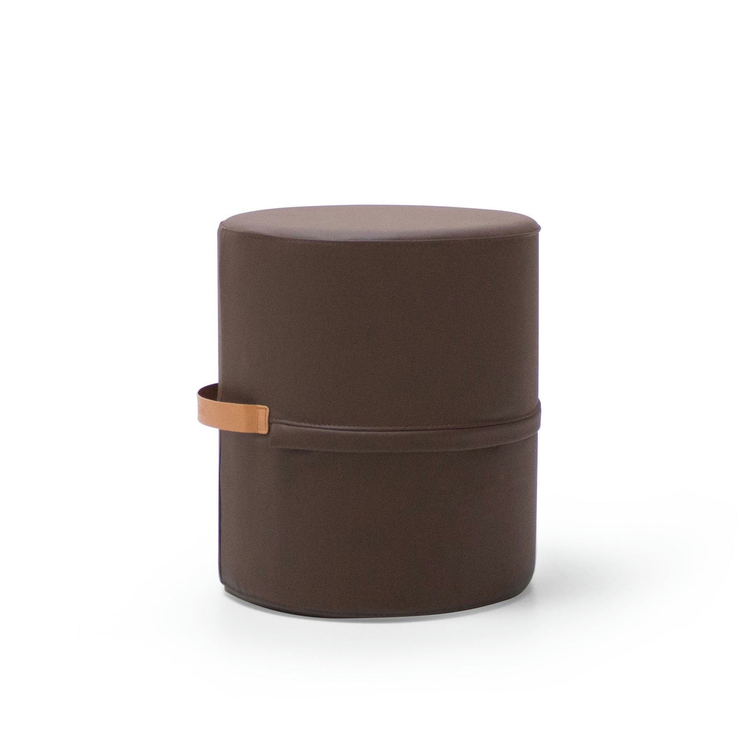 El Puff Redondo Tapizado Pull, un taburete cilíndrico de color marrón oscuro con un cinturón decorativo de cuero color canela como asa, reposa elegantemente sobre un fondo blanco, encarnando el diseño minimalista.