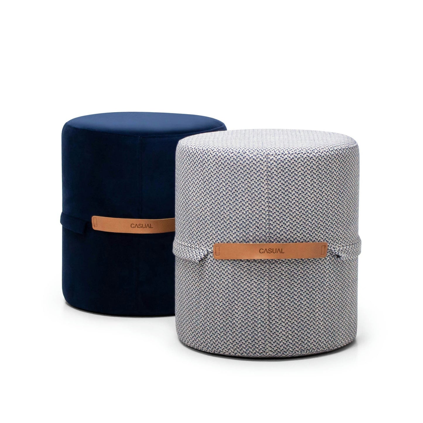 El tirador Puff Redondo Tapizado incluye dos otomanas cilíndricas con un diseño minimalista y manijas de cuero. Vienen en azul oscuro y gris claro con un patrón texturizado, cada una con la palabra