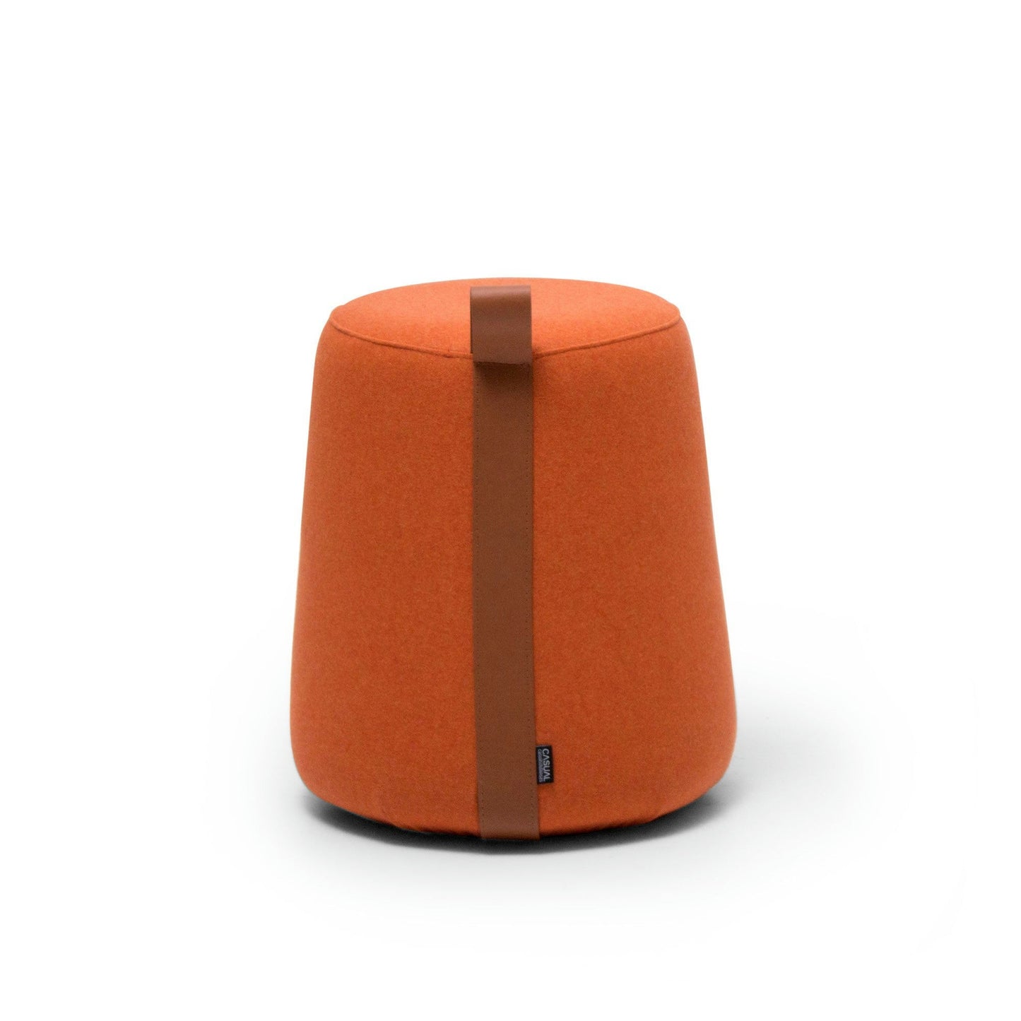 El Puff Redondo Tapizado Ringe es un puf de tela naranja con una correa vertical marrón, elaborado en forma cilíndrica, personificando el diseño moderno y perfecto para entornos de muebles contract.