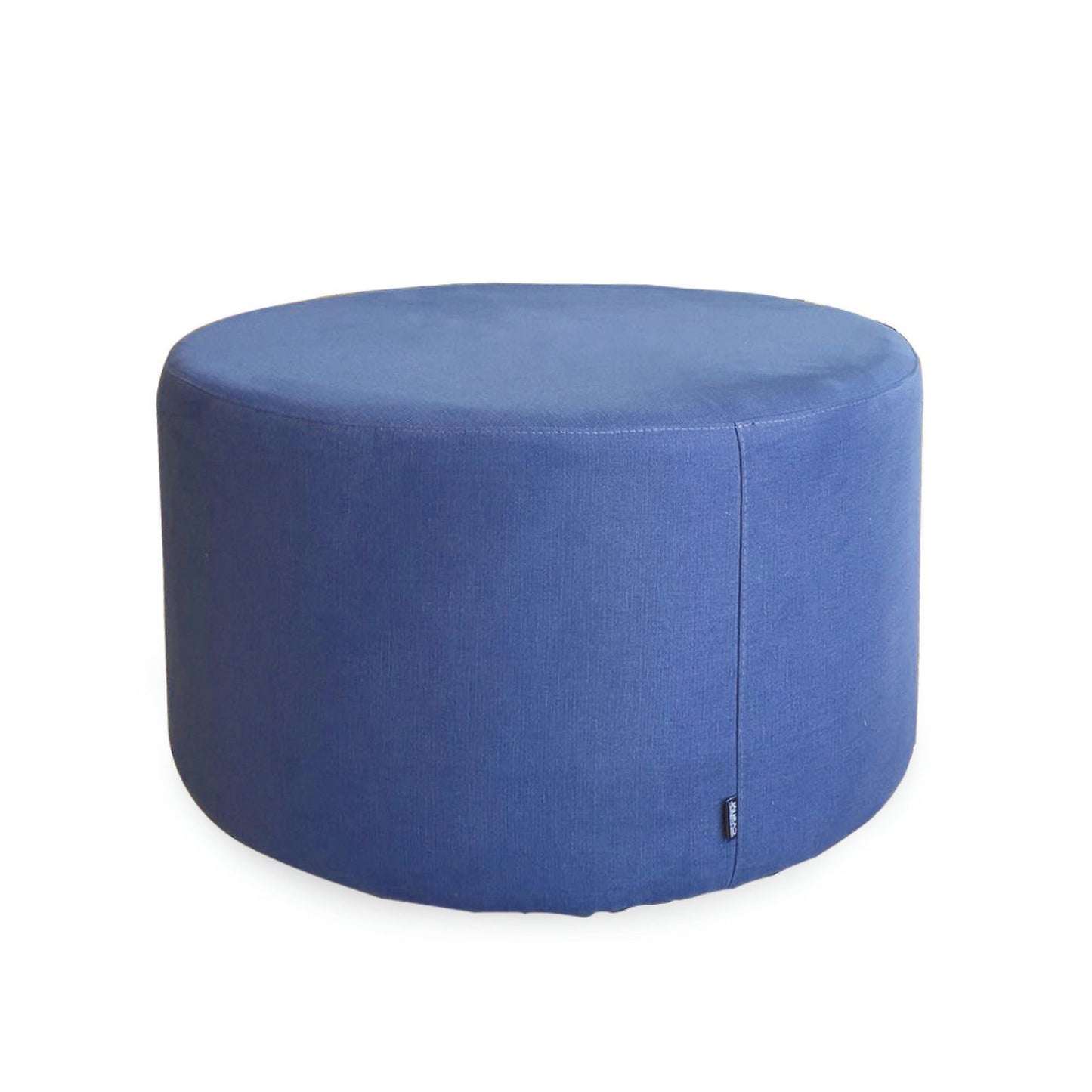 El Puff Redondo Tapizado Round es un puf redondo de color azul con un diseño elegante, perfecto para entornos de mobiliario contract modernos.