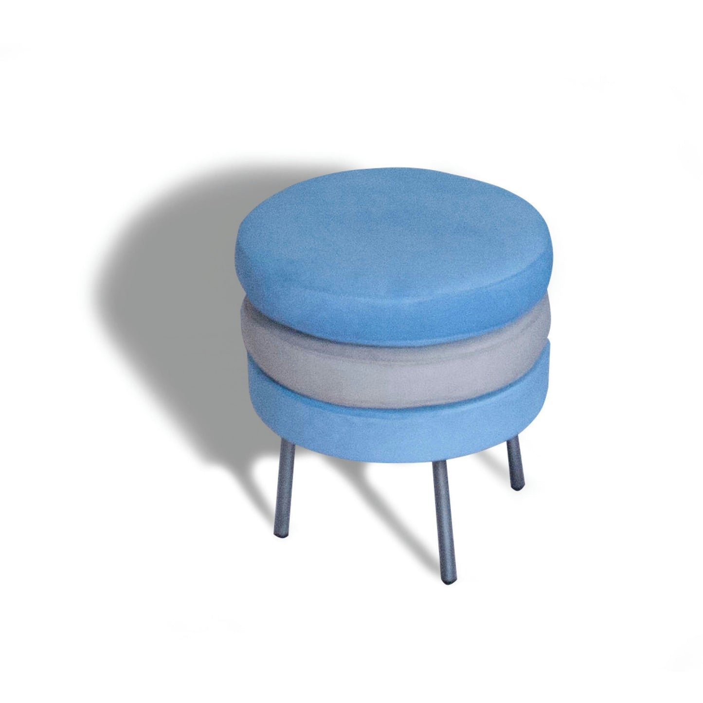 El Puff Redondo Tapizado con Patas de Metal Hambur es de color azul y redondo, presenta una sección central gris con cuatro patas de metal que proyectan una sombra sobre un fondo liso.