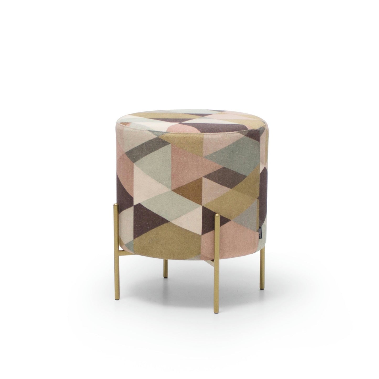 El Puff Redondo Tapizado con Patas de Metal Round presenta un patrón geométrico multicolor con tapizado personalizable y cuatro delgadas patas de metal dorado sobre un fondo blanco.