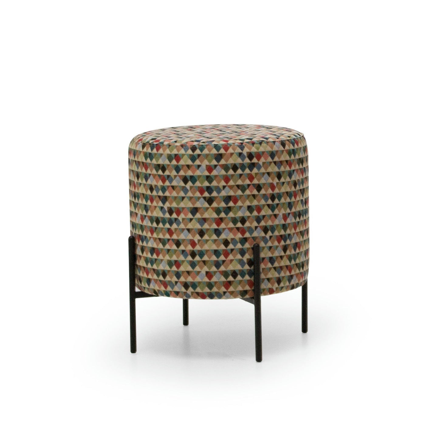El Puff Redondo Tapizado con diseño geométrico en tejido multicolor, sostenido por cuatro delgadas patas de metal, se presenta sobre un fondo blanco.
