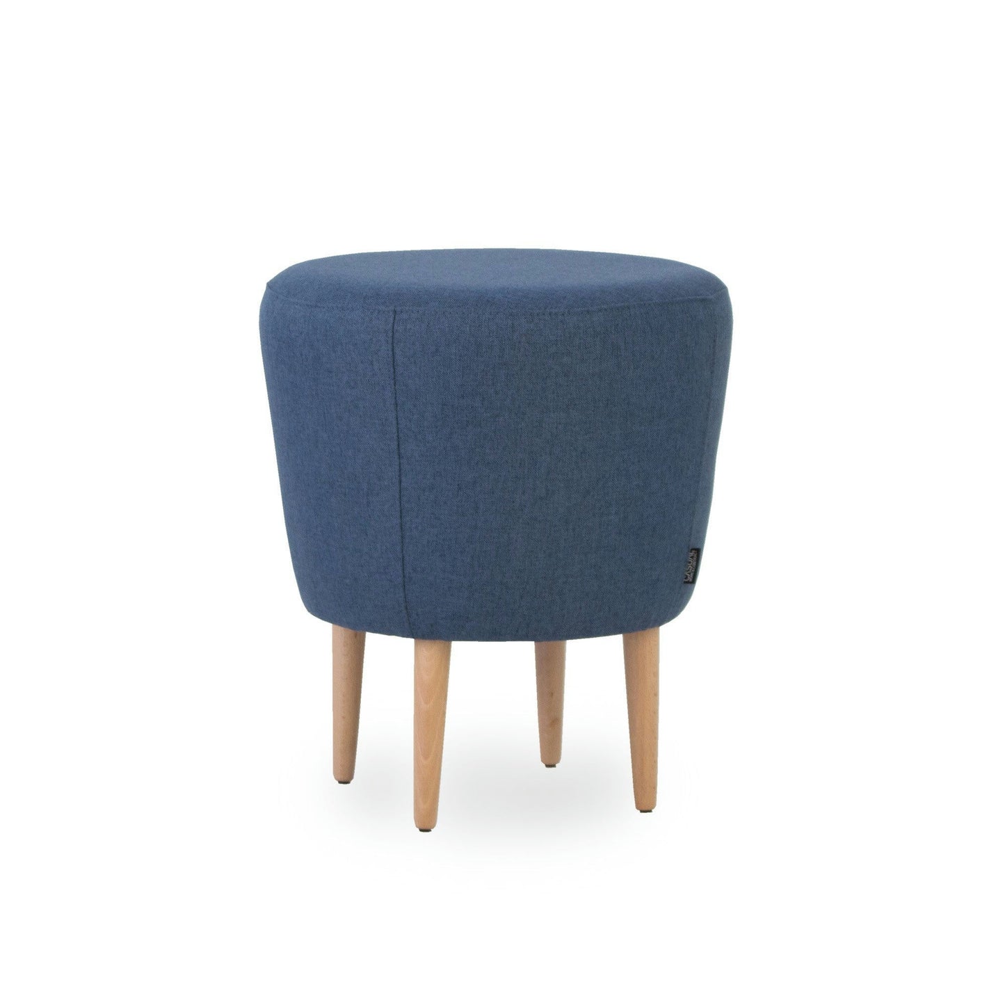 El Puff Redondo Tapizado con patas Jakoff en azul muestra un elegante diseño nórdico, con su elegante presencia resaltada sobre un fondo blanco y sostenida por robustas patas de madera maciza.