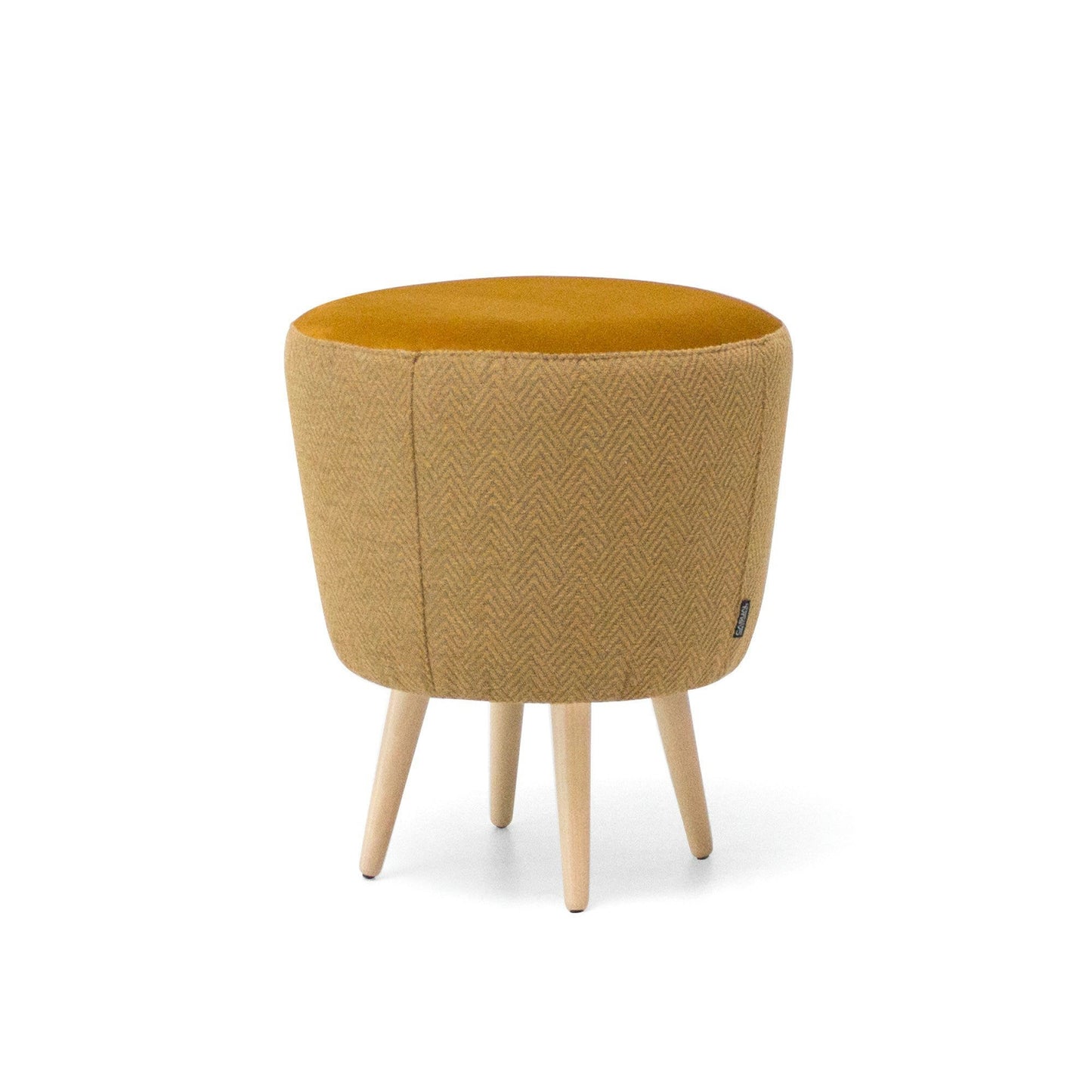 El Puff Redondo Tapizado con patas Jakoff es un taburete redondo de color amarillo mostaza con un tablero revestido de tela y cuatro patas de madera maciza, que rezuma encanto nórdico.