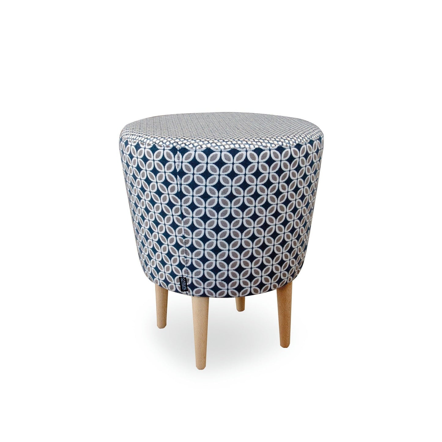 El Puff Redondo Tapizado con patas Jakoff es un puff redondo con estampado azul y blanco con cuatro patas resistentes hechas de madera maciza duradera, que ejemplifica la verdadera elegancia del diseño nórdico.
