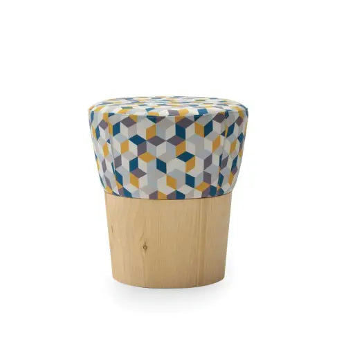 El Puff Redondo Tapizado y Madera de Pino Conny es un pequeño taburete de madera con un cojín colorido con dibujos geométricos, que muestra el estilo escandinavo.