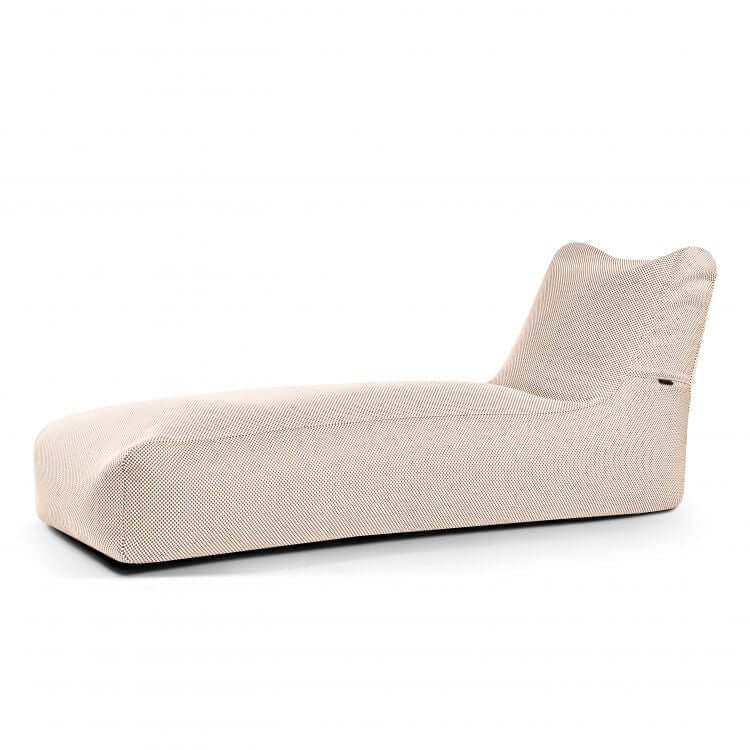 La tumbona Bean bag Capri - uso exterior, con sus rayas blancas y negras, es ideal para el exterior de su mobiliario y sirve de elegante puf tipo tumbona para relajarse al sol.