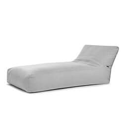 La tumbona Bean bag 90 Capri es una moderna tumbona gris claro con respaldo inclinado y mullidos cojines, ideal como puf tipo tumbona para relajarse al aire libre con estilo. Diseñado para uso en exteriores.