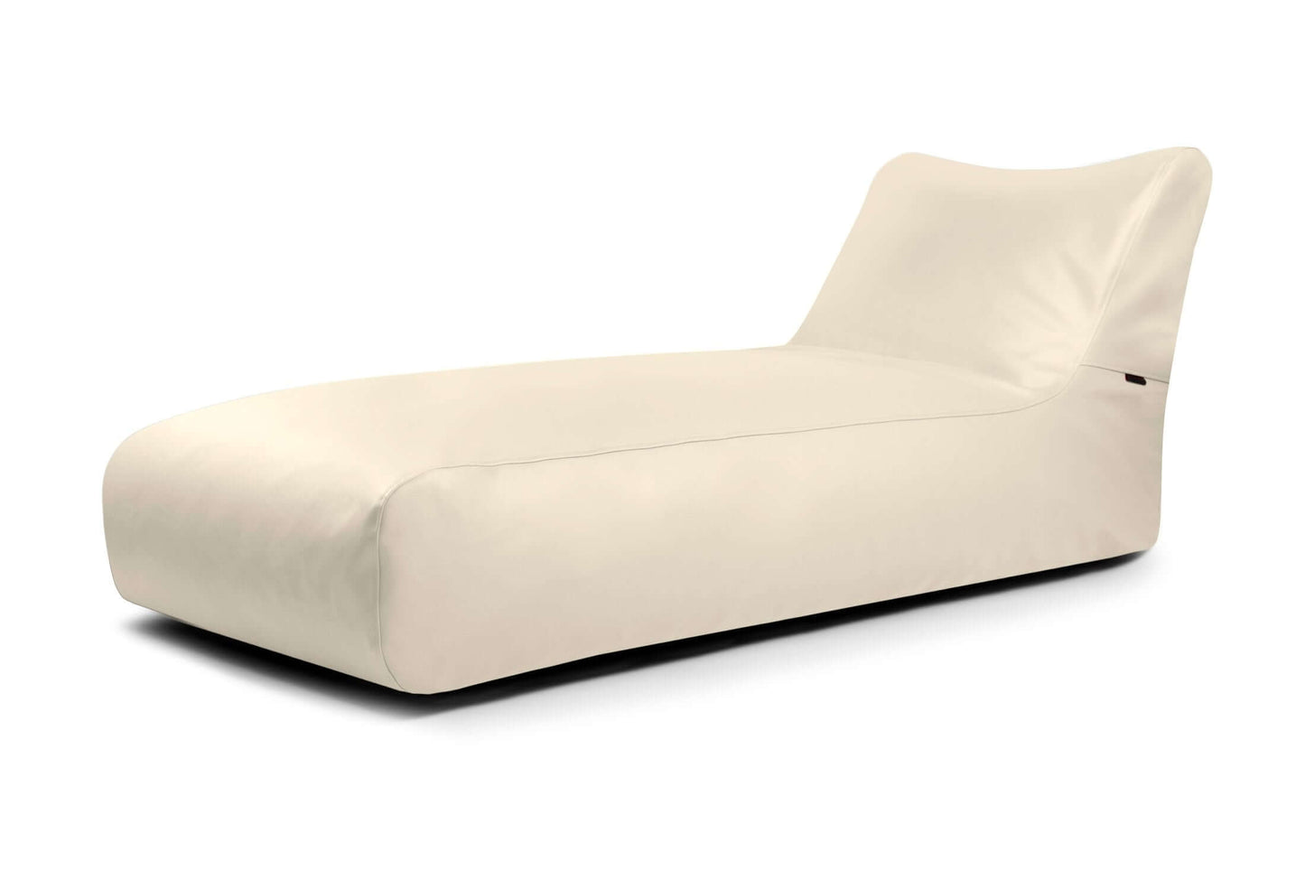 El Bean bag Sunbed 90 Outside - uso exteriores es una moderna chaise lounge de color crema con un perfil bajo y un respaldo ligeramente inclinado, que se muestra sobre un fondo blanco liso.